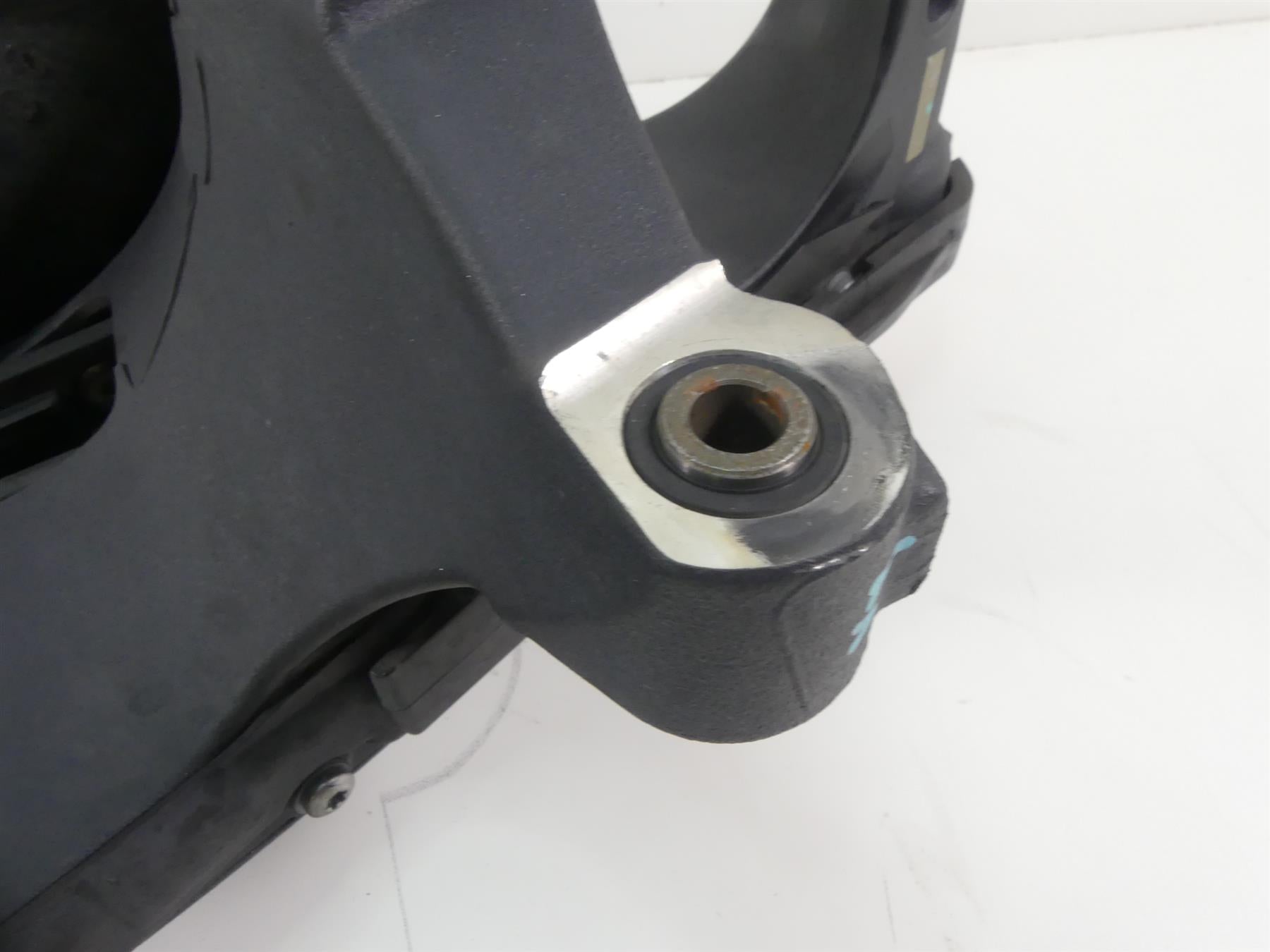2015 Triumph 1050 Speed Triple R Rear Swingarm & Axle Set T2050897 T2012432 {{ shop.shopifyCountryName }} - Mototech271
