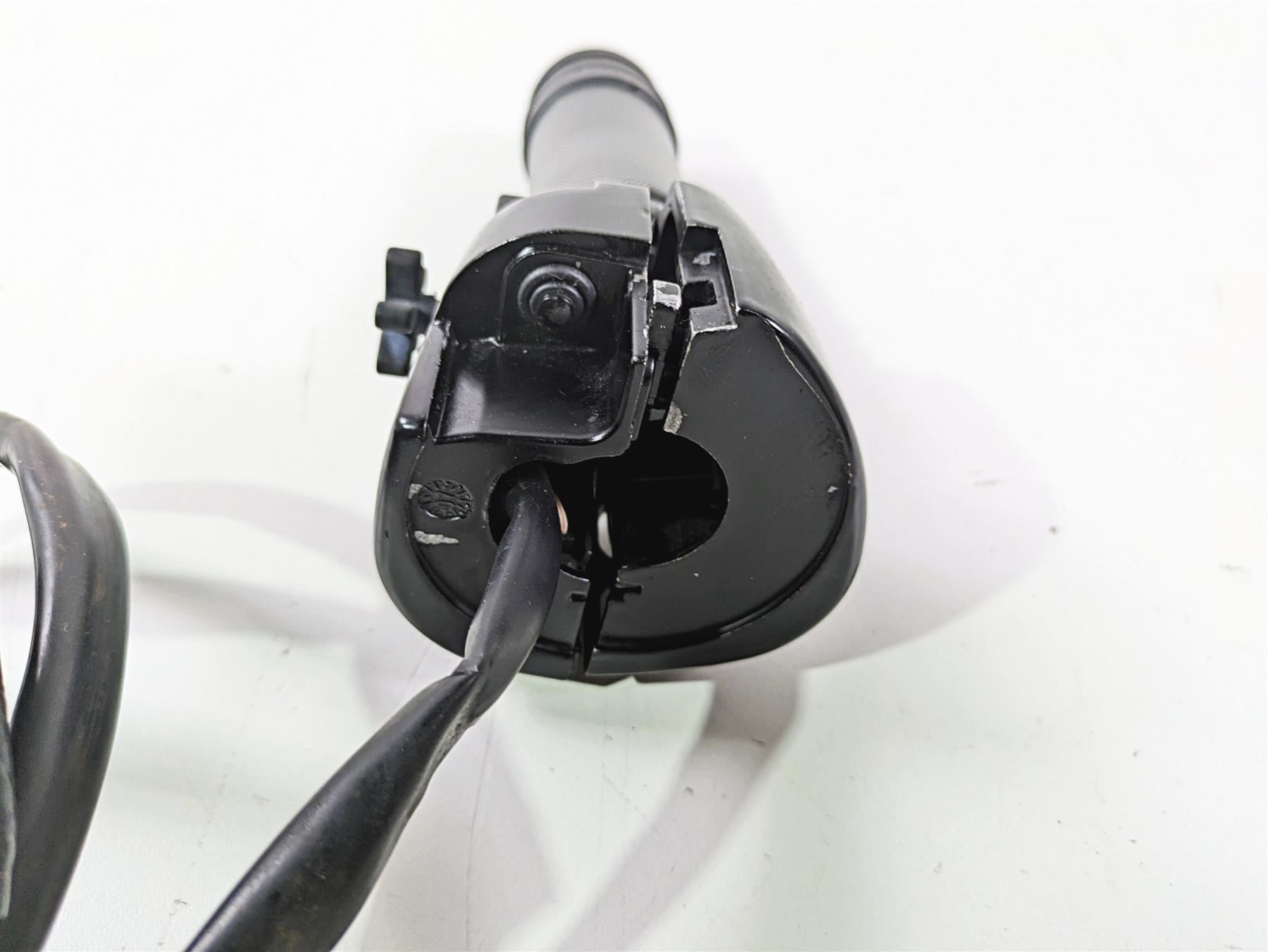 2008 Harley FLSTSB Cross Bones Right Hand Control Switch -No Plug 71684-06A {{ shop.shopifyCountryName }} - Mototech271