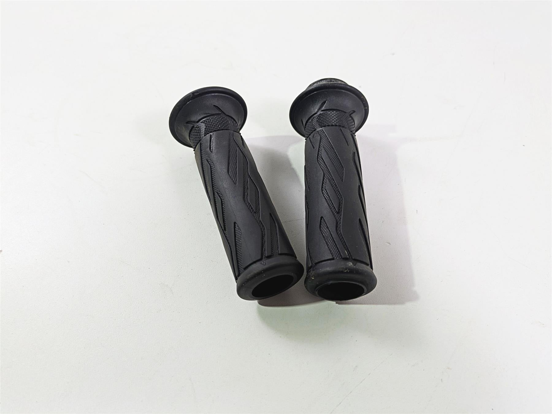 2023 Suzuki GSX1300 RR Hayabusa Left Right Handle Bar Grip Set 57110-21H02 {{ shop.shopifyCountryName }} - Mototech271