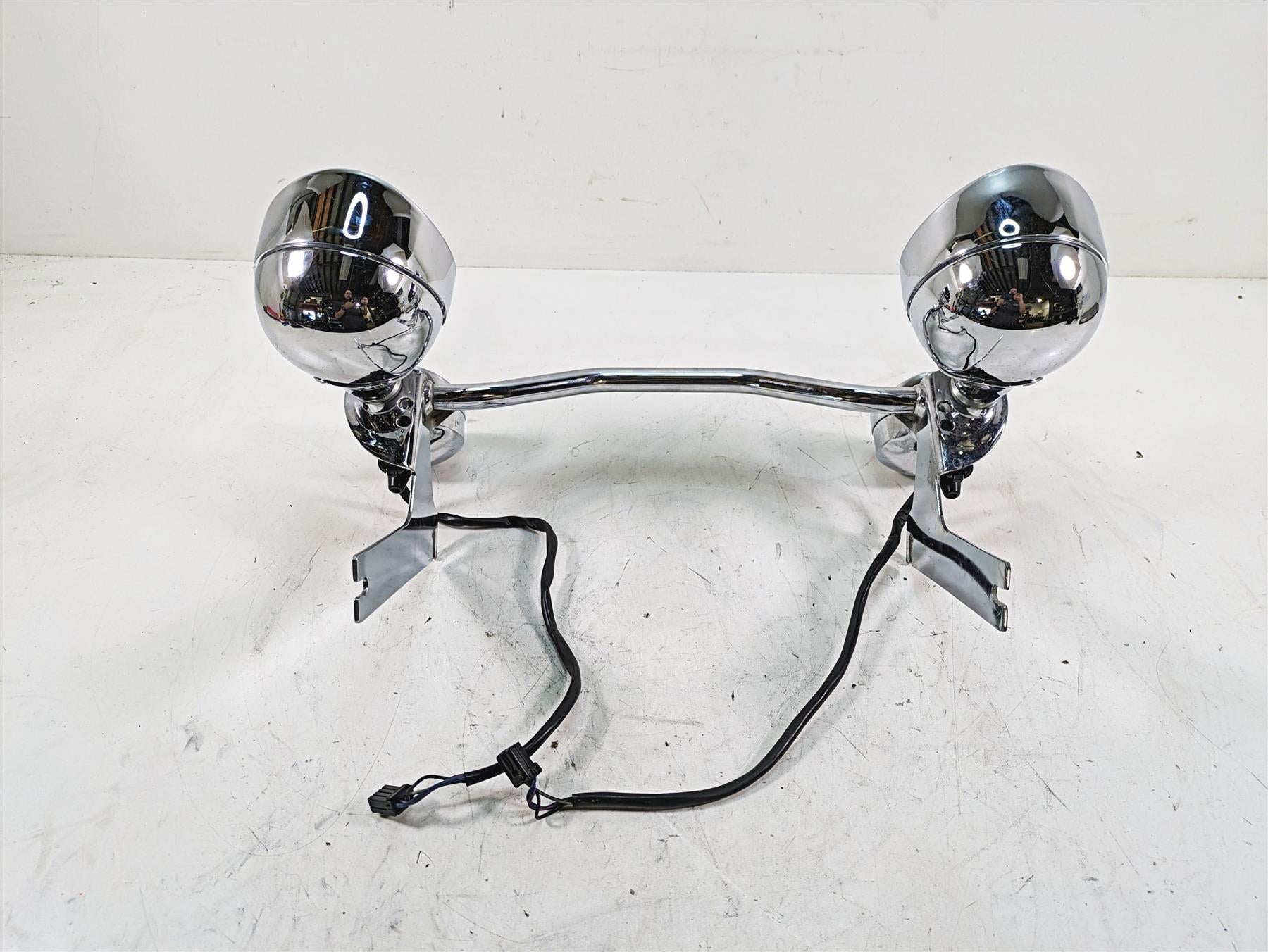 2010 Harley Touring FLHTCU Electra Glide Front Spot Light Blinker Bar 68712-94A {{ shop.shopifyCountryName }} - Mototech271