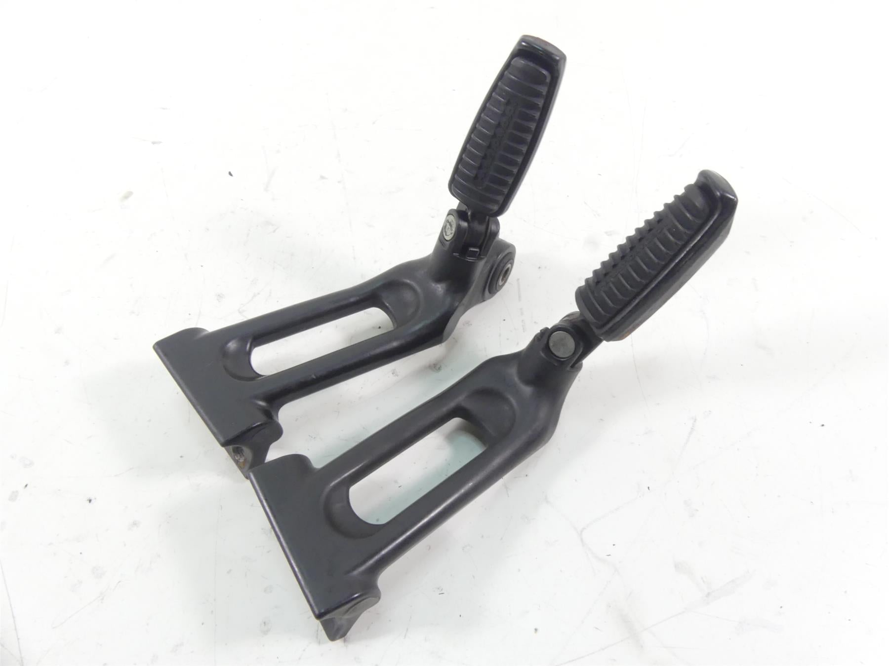 2006 Harley VRSCD Night V Rod Rear Passenger Footpeg Set -Read 51094-06 51095-06 | Mototech271