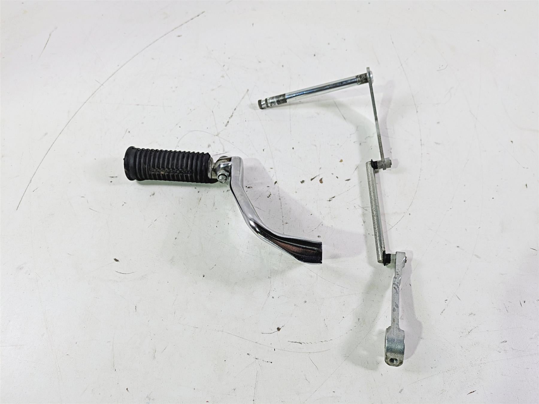 2015 Harley FXDL Dyna Low Rider Left Front Mid Footpeg & Shifter Linkage 50500279 {{ shop.shopifyCountryName }} - Mototech271