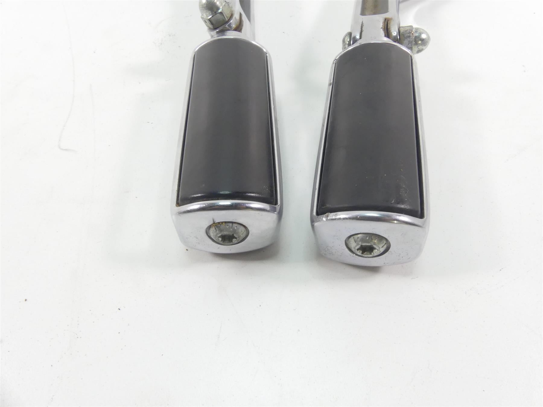 2009 Harley Dyna FXDF SE CVO Fat Bob Rear Chrome Passenger Footpeg Set 49251-06A {{ shop.shopifyCountryName }} - Mototech271