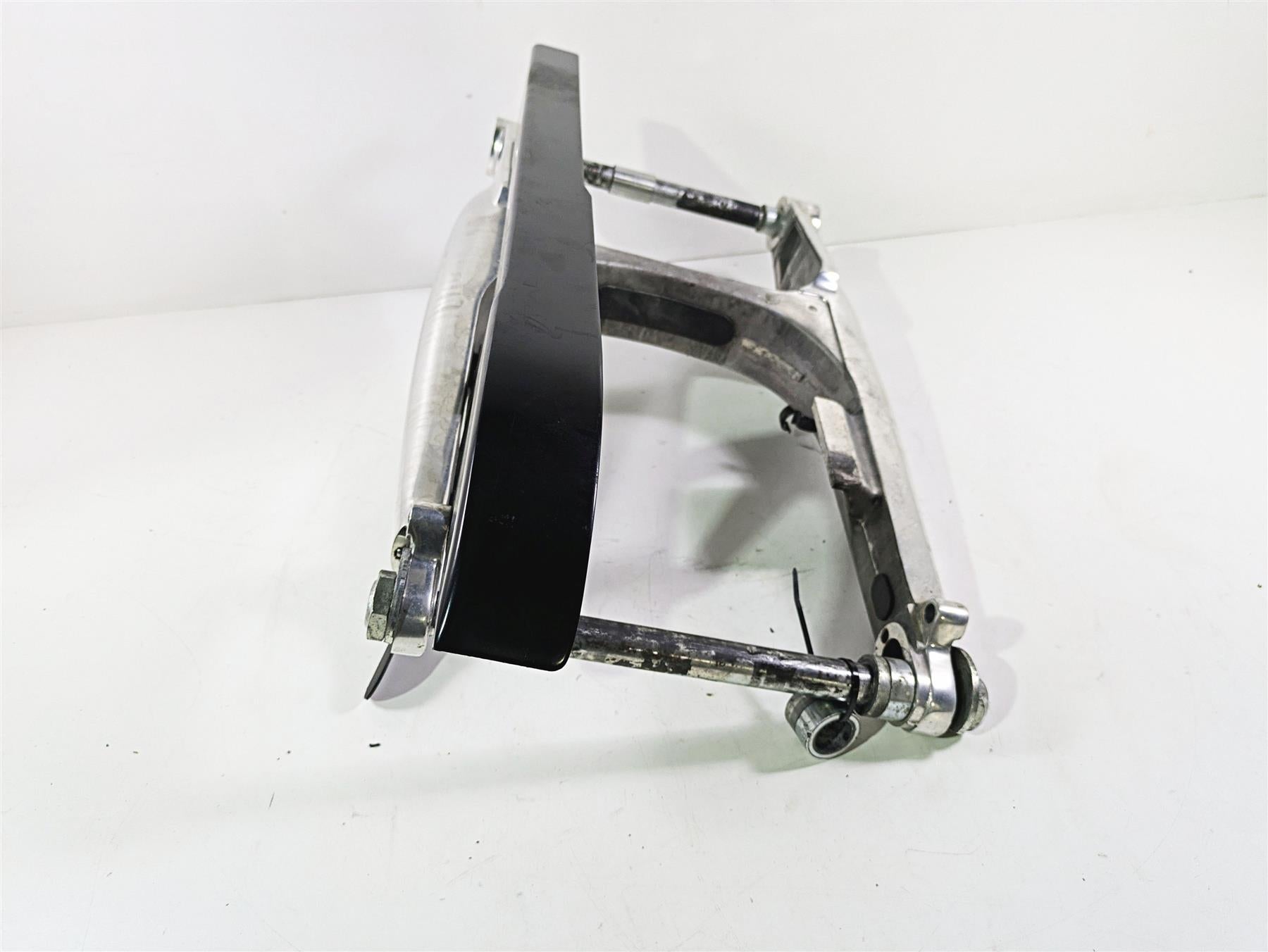 2006 Harley VRSCR Street V-Rod Rear Swingarm & Guards 48372-05 {{ shop.shopifyCountryName }} - Mototech271