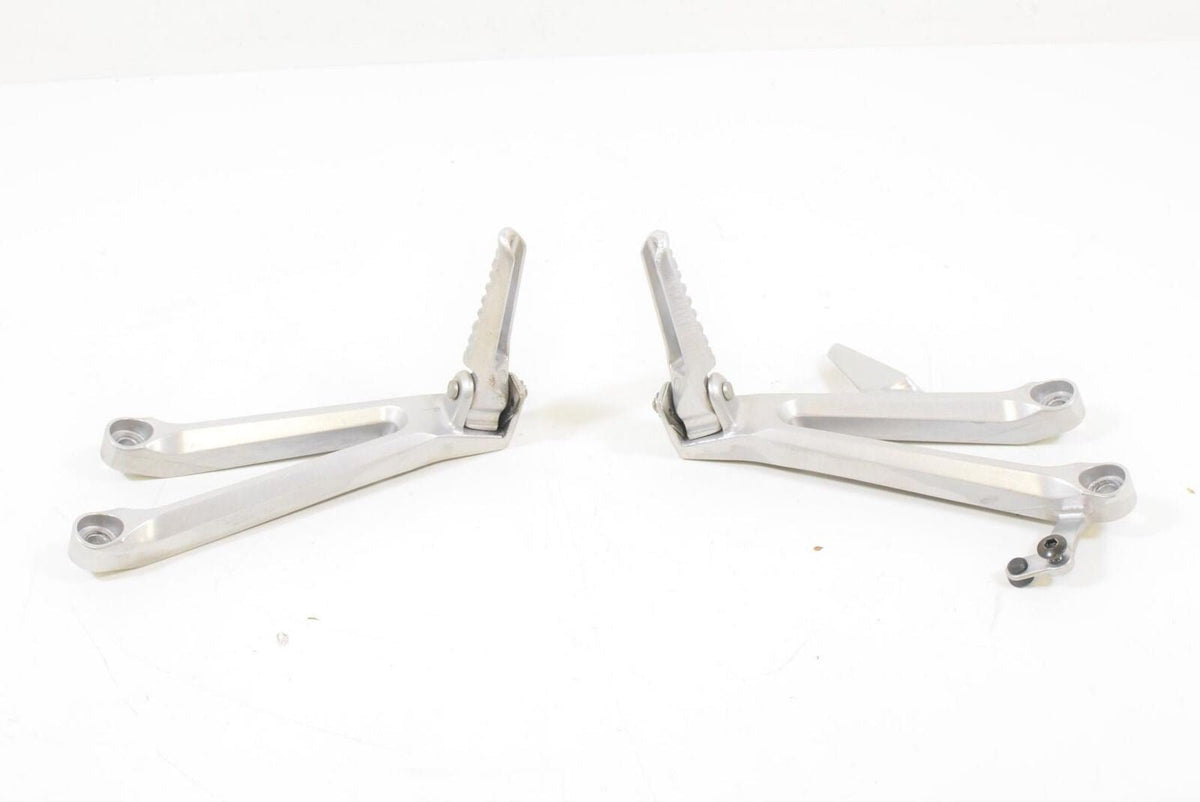2004 Honda CBR1000RR CBR1000 RR Rear Passenger Footpeg Foot Peg Rest 50760-MEL-0 {{ shop.shopifyCountryName }} - Mototech271