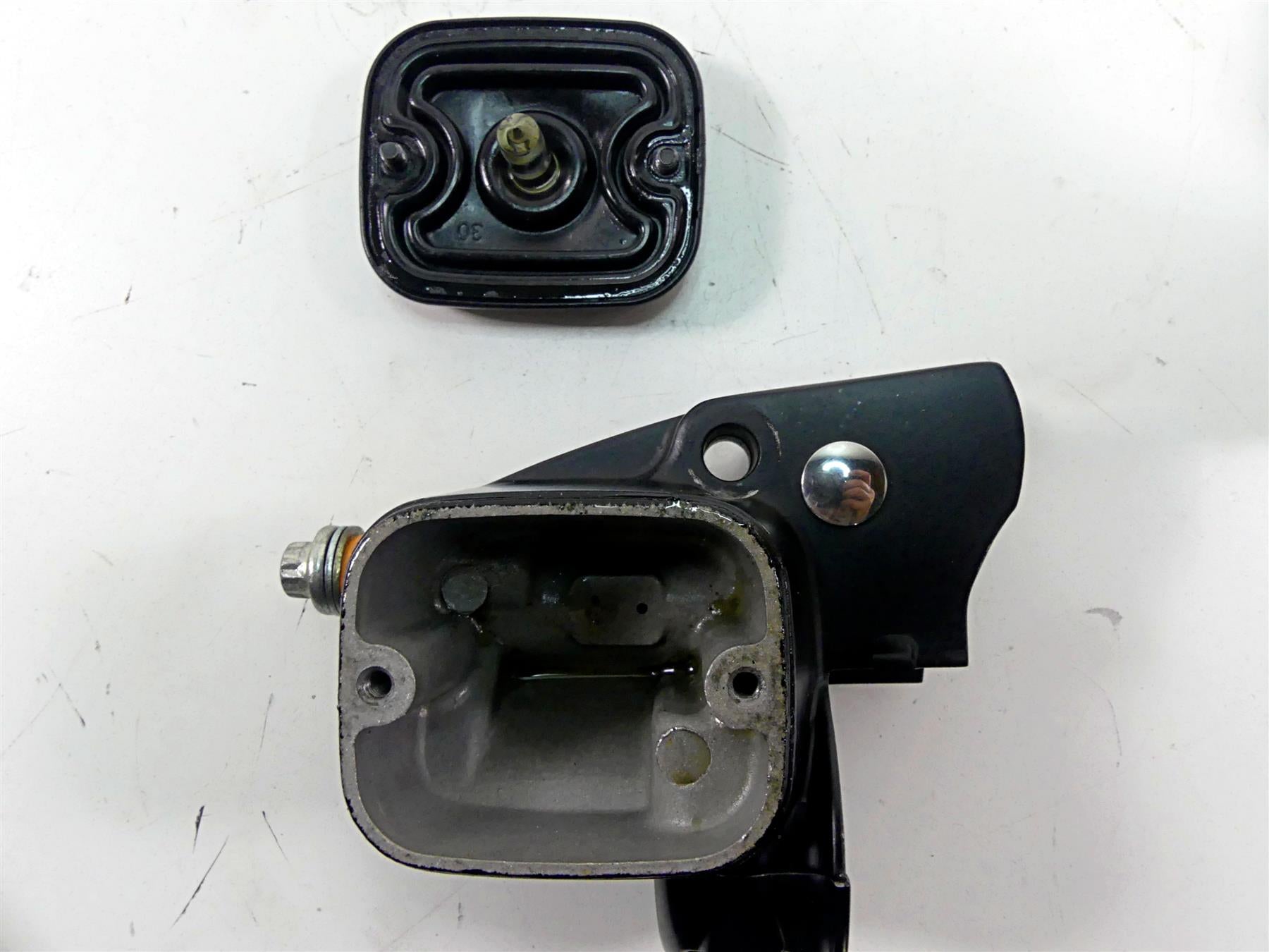 2007 Harley Touring FLHRC Road King Front Brake Master Cylinder 11/16" 46423-05C {{ shop.shopifyCountryName }} - Mototech271