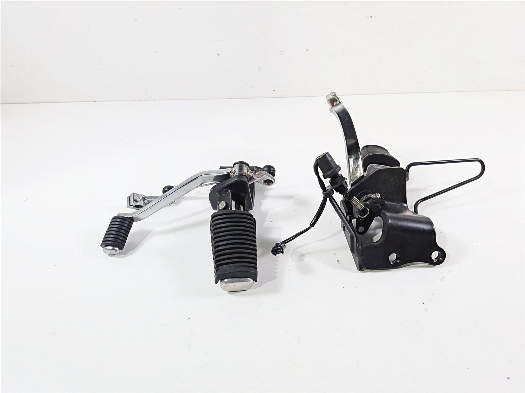 2007 Yamaha XVS1100 V-Star Custom Front Footpegs & Foot Lever Set 5EL-27410-00 {{ shop.shopifyCountryName }} - Mototech271