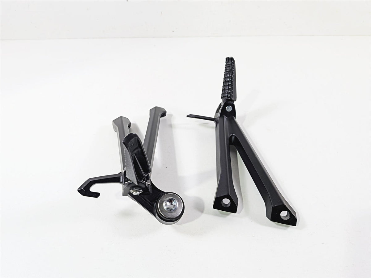 2024 Suzuki GSXR600 Passenger Footpeg Foot Peg Rest Set 43600-14J30 43700-14J30 {{ shop.shopifyCountryName }} - Mototech271