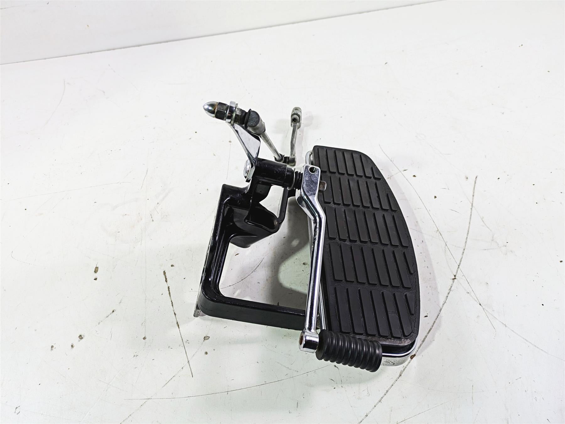 2005 Harley Softail FLSTSCI Heritage Springer Left Floorboard + Shifter 33630-00 {{ shop.shopifyCountryName }} - Mototech271