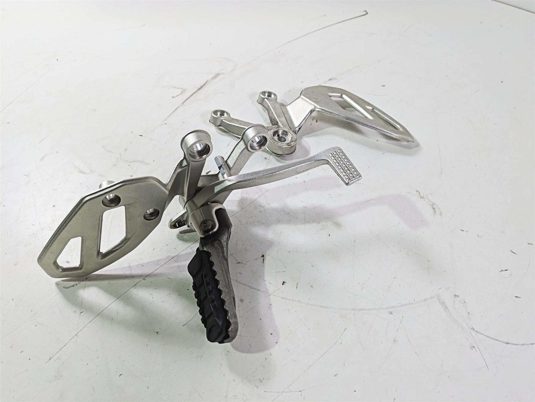2019 BMW S1000XR K49 Right Rider Footpeg & Brake Pedal Set - Read 46718553836 {{ shop.shopifyCountryName }} - Mototech271