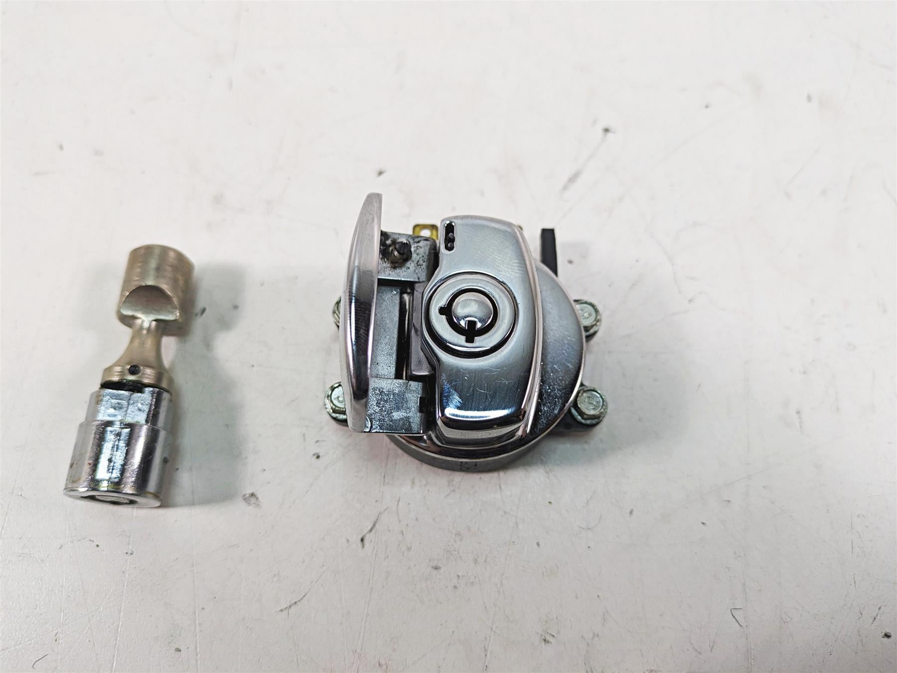 2000 Harley FXSTS Softail Springer Ignition Switch Key Lock Set 71450-04 {{ shop.shopifyCountryName }} - Mototech271