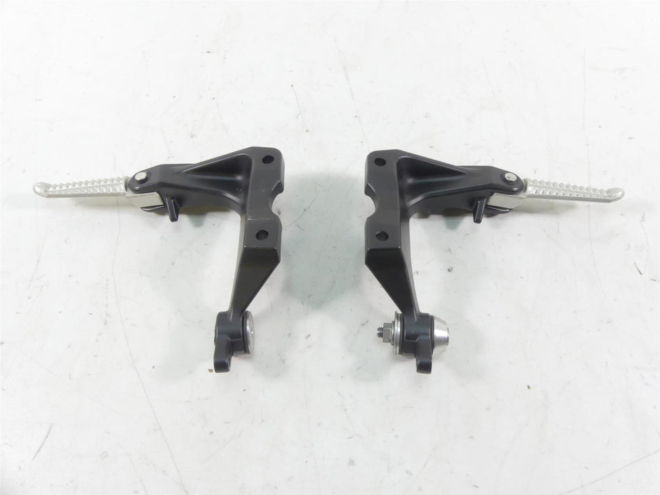 2013 Yamaha VMX17 V-Max 1700 Rear Passenger Footpeg Set - Read 2S3-27430-00-00 {{ shop.shopifyCountryName }} - Mototech271
