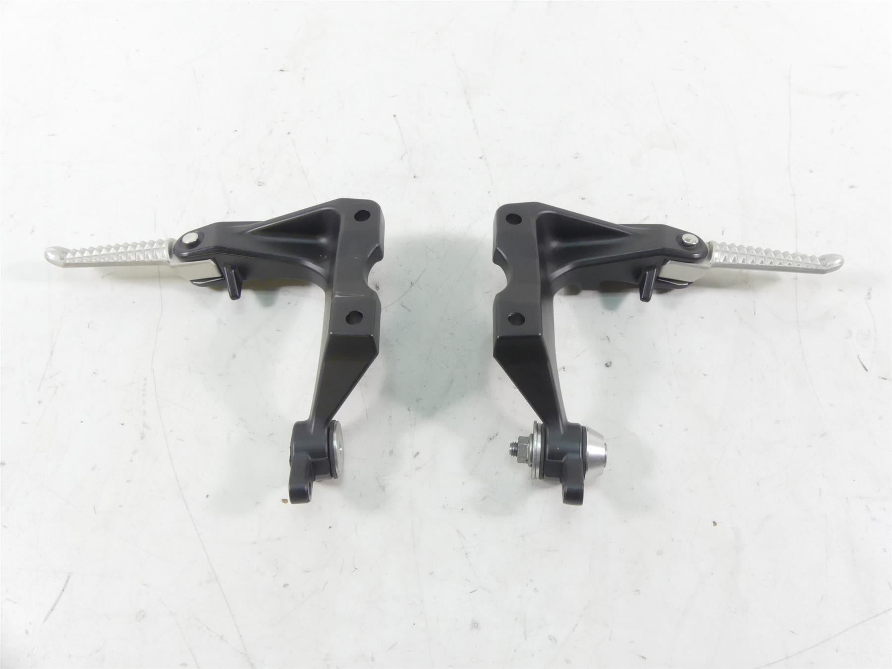 2013 Yamaha VMX17 V-Max 1700 Rear Passenger Footpeg Set - Read 2S3-27430-00-00