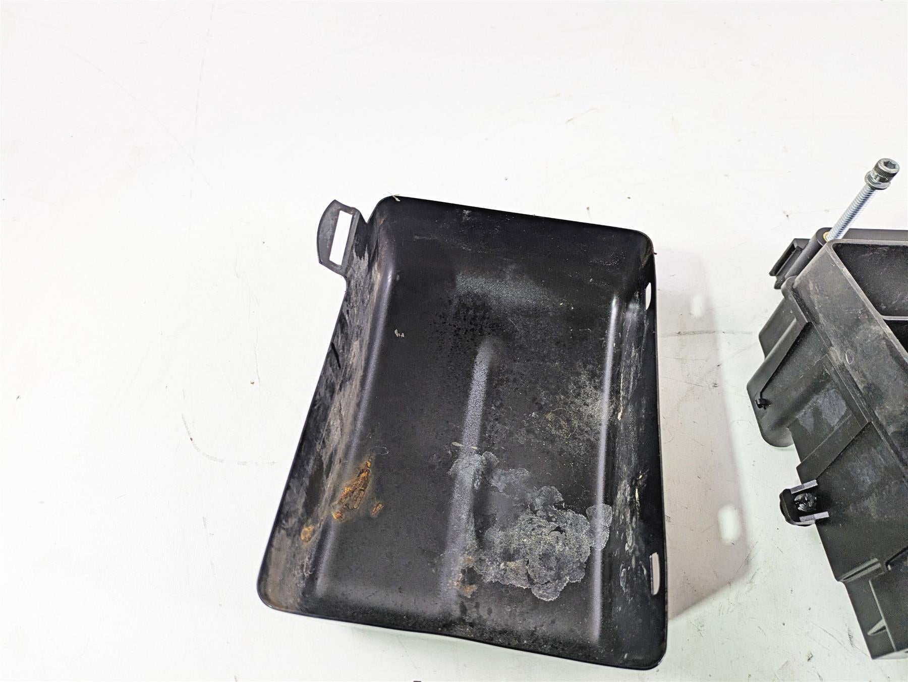 2016 Harley FXDWG Dyna Wide Glide Electric Tray Stay & Cover 70367-12 {{ shop.shopifyCountryName }} - Mototech271