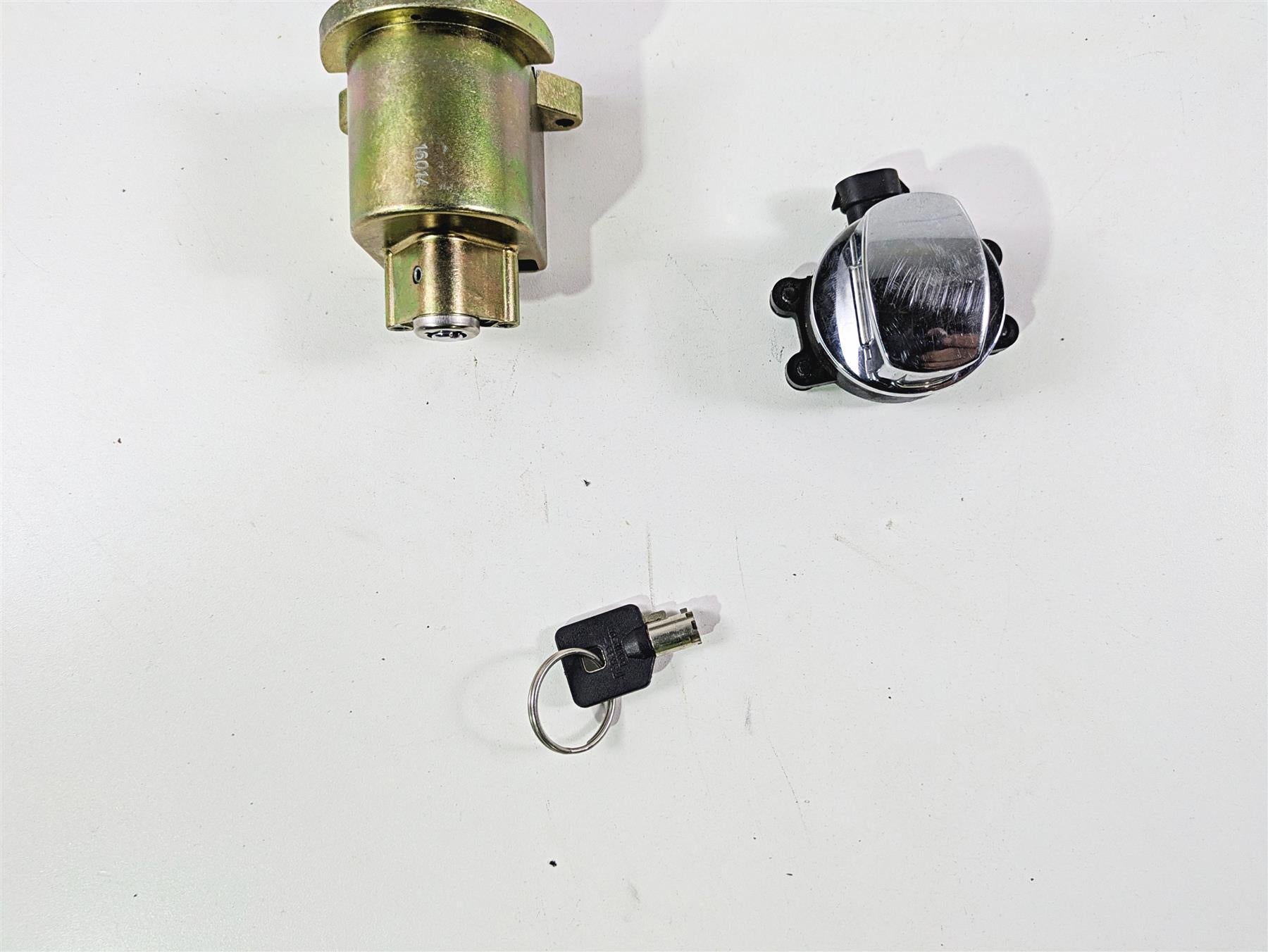 2016 Harley Touring FLHR Road King Ignition Switch Key Lock Set 71400010A {{ shop.shopifyCountryName }} - Mototech271