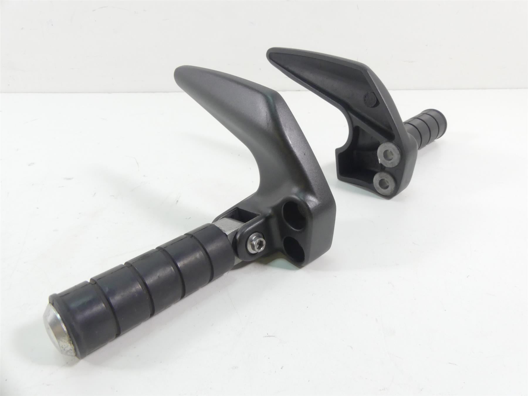 2007 Yamaha XVS1300 V-Star Rear Passenger Foot Peg Footpeg Set 3D8-27430-00-00 {{ shop.shopifyCountryName }} - Mototech271