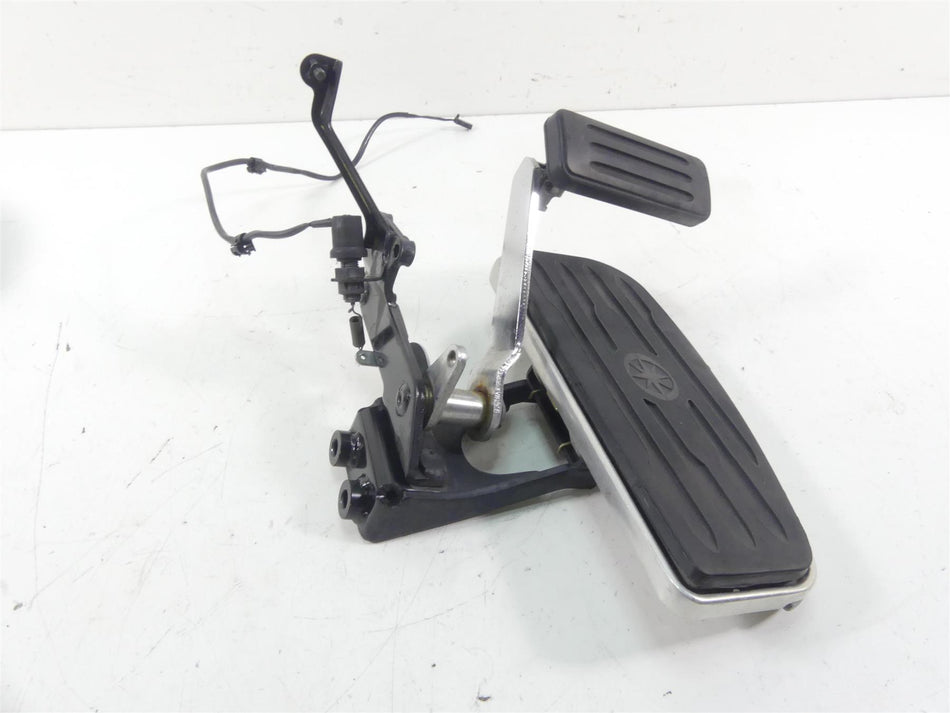 2001 Yamaha XV1600 Road Star Front Right Floor Board + Brake Pedal 4WM-27420-10 {{ shop.shopifyCountryName }} - Mototech271