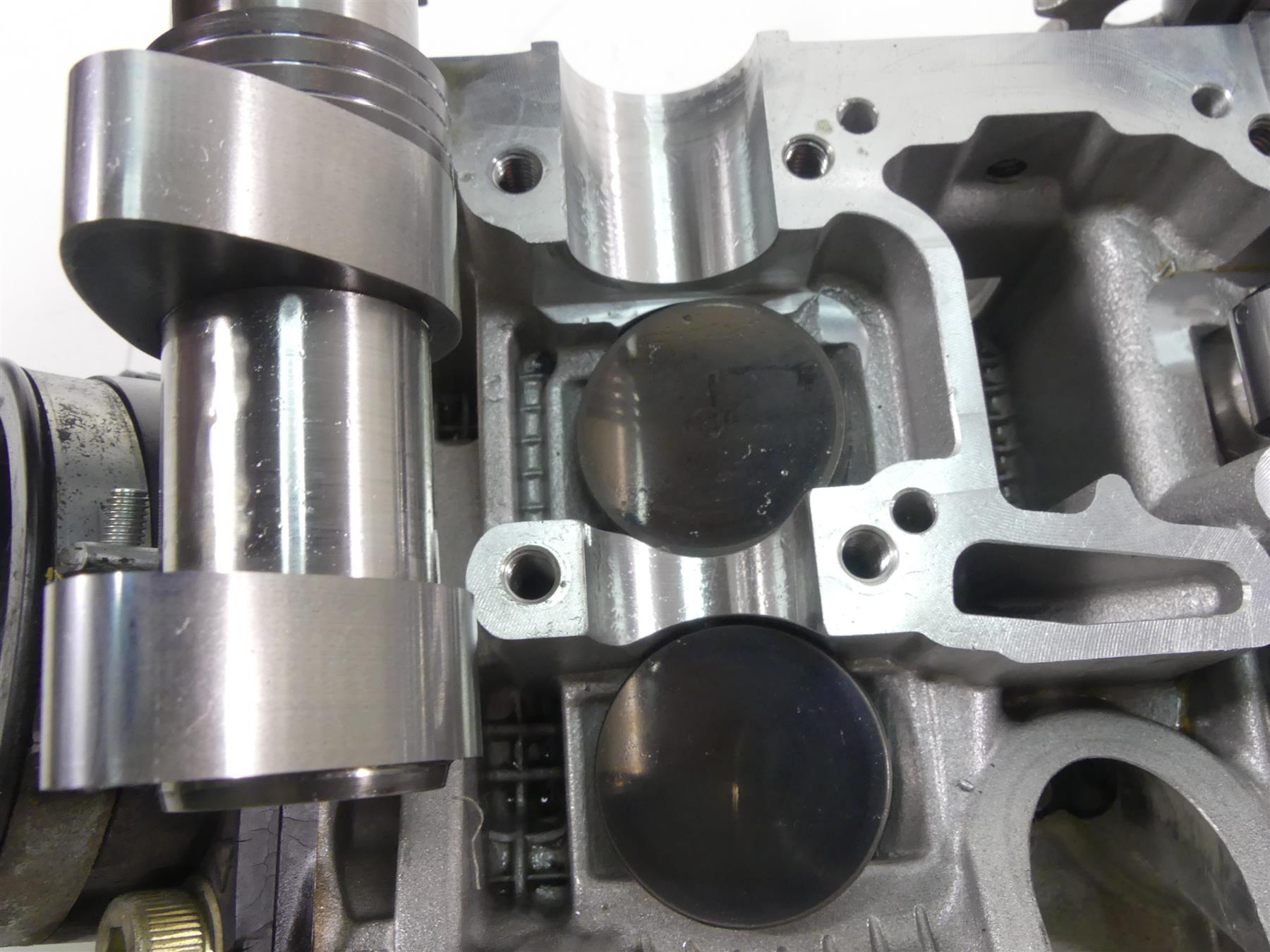 2004 Aprilia RSV1000 R Mille Front Cylinderhead Cylinder Head AP0613465 {{ shop.shopifyCountryName }} - Mototech271