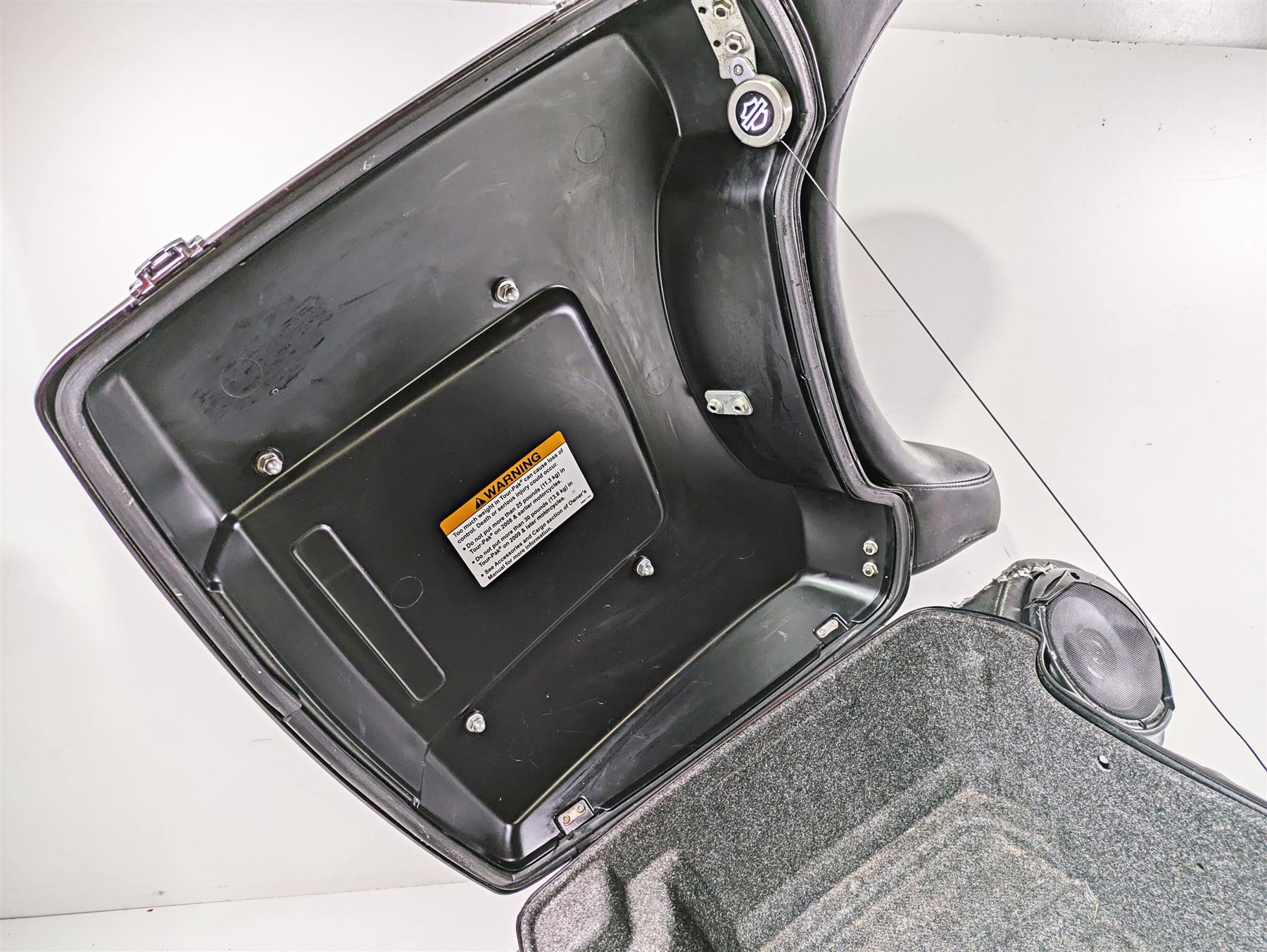 2010 Harley Touring FLHTK Electra Glide Rear Trunk Backrest + Mount Set 53128-09 {{ shop.shopifyCountryName }} - Mototech271