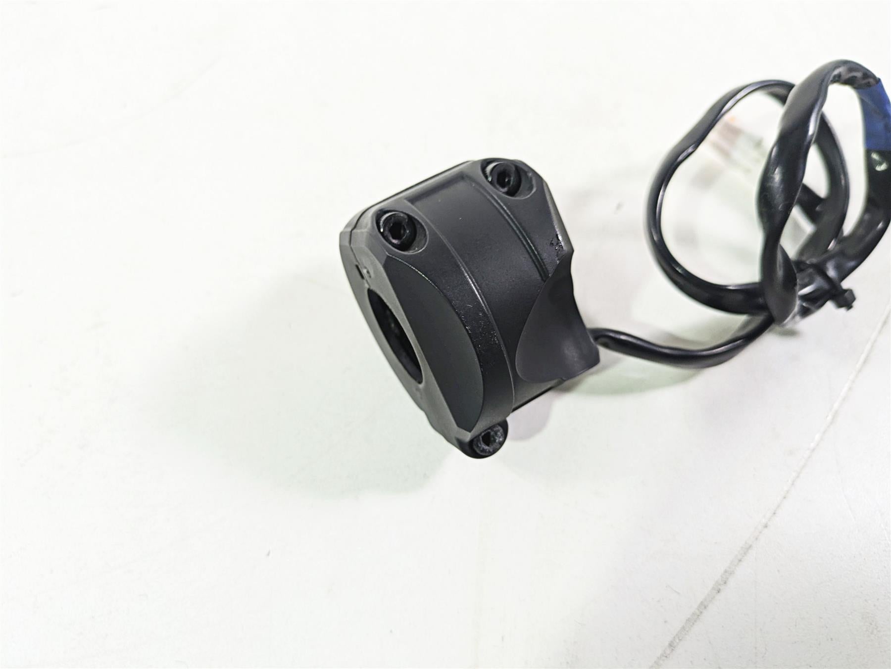 2015 Ducati Hypermotard 821 SP Right Hand Stat Stop Control Switch 65010121E {{ shop.shopifyCountryName }} - Mototech271
