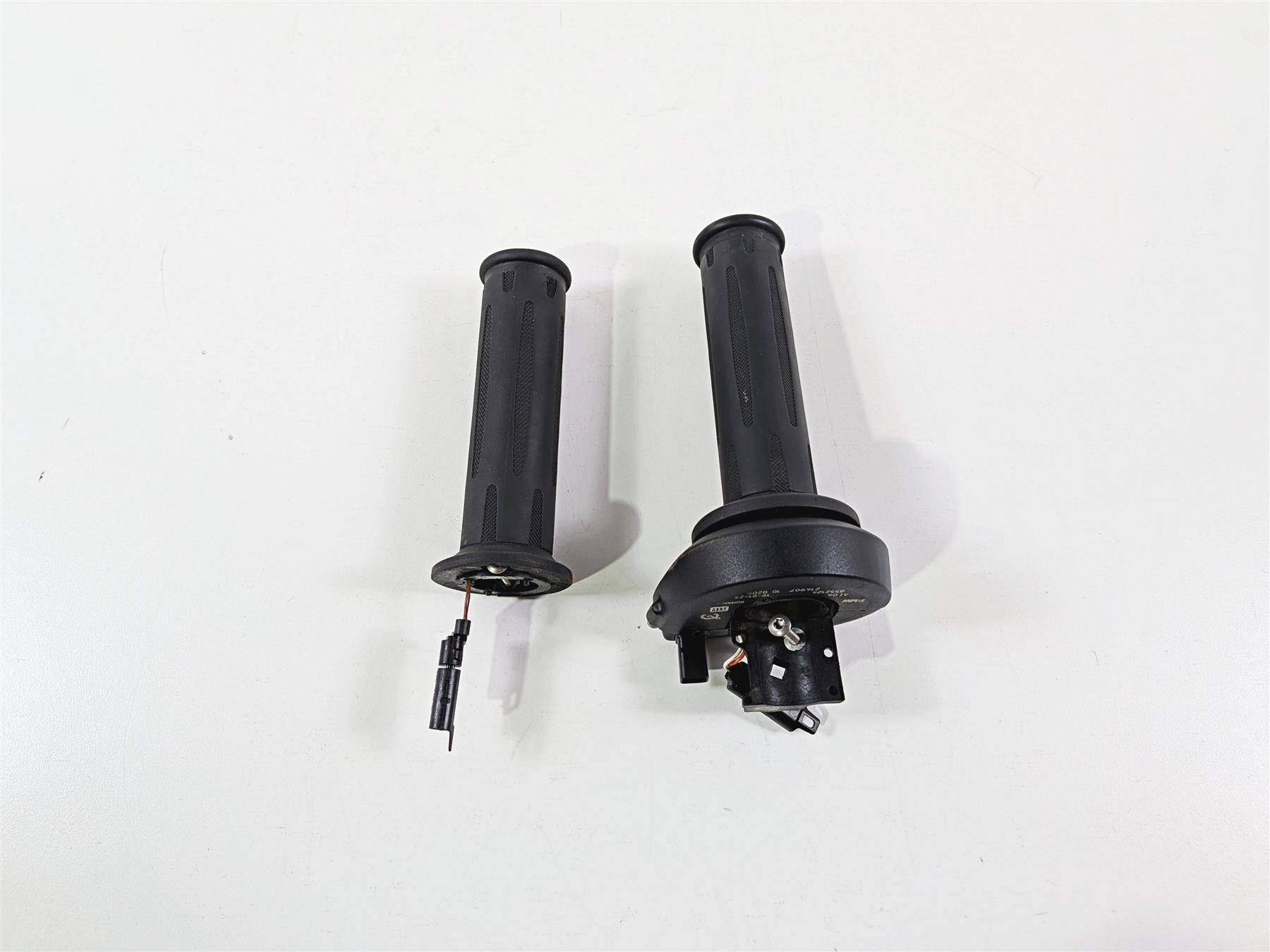 2023 BMW R1250RT RTP K52 Heated Left Right Hand Grip Set 61318549455 61318552124 {{ shop.shopifyCountryName }} - Mototech271