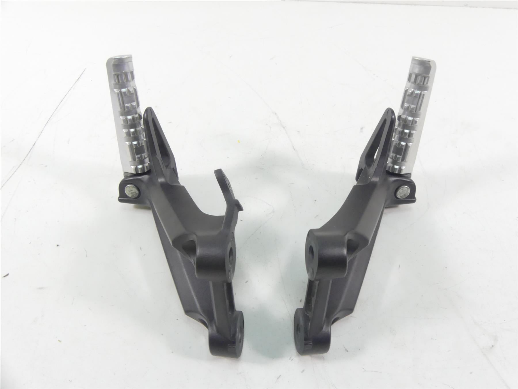 2015 Yamaha MT09 FZ09 Rear Passenger Foot Peg Footpeg Set 1RC-2742L-01-00 {{ shop.shopifyCountryName }} - Mototech271