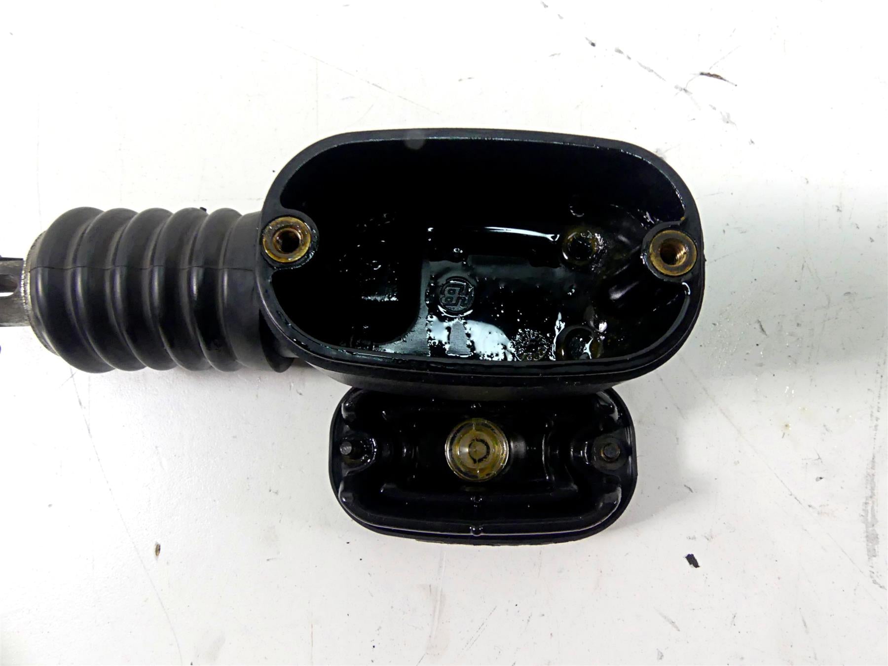 2007 Harley Touring FLHRC Road King Rear Brake Master Cylinder 41767-05E {{ shop.shopifyCountryName }} - Mototech271