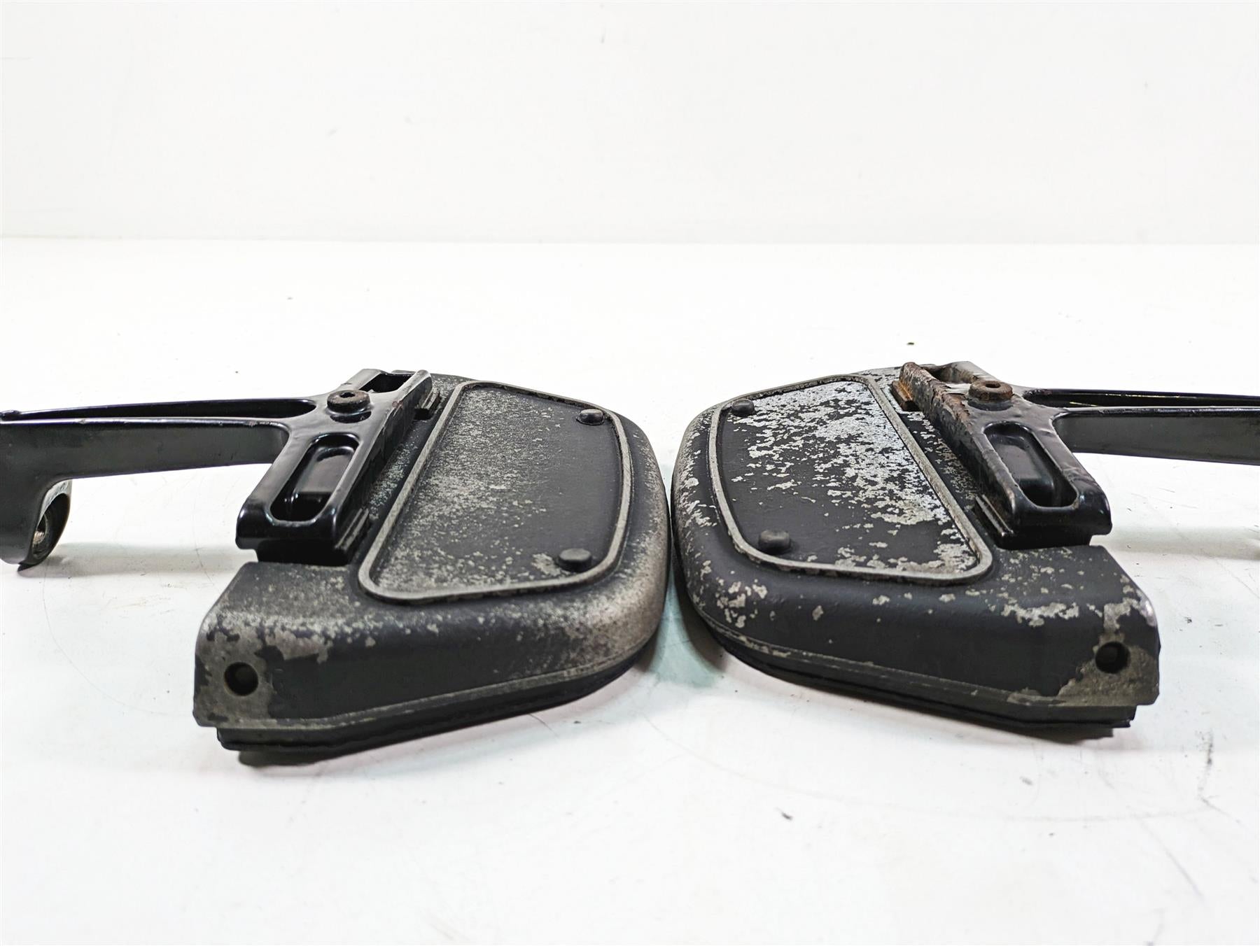 2005 Harley Touring FLHTCUI Electra Glide Passenger Floor Board Set 52719-93B {{ shop.shopifyCountryName }} - Mototech271