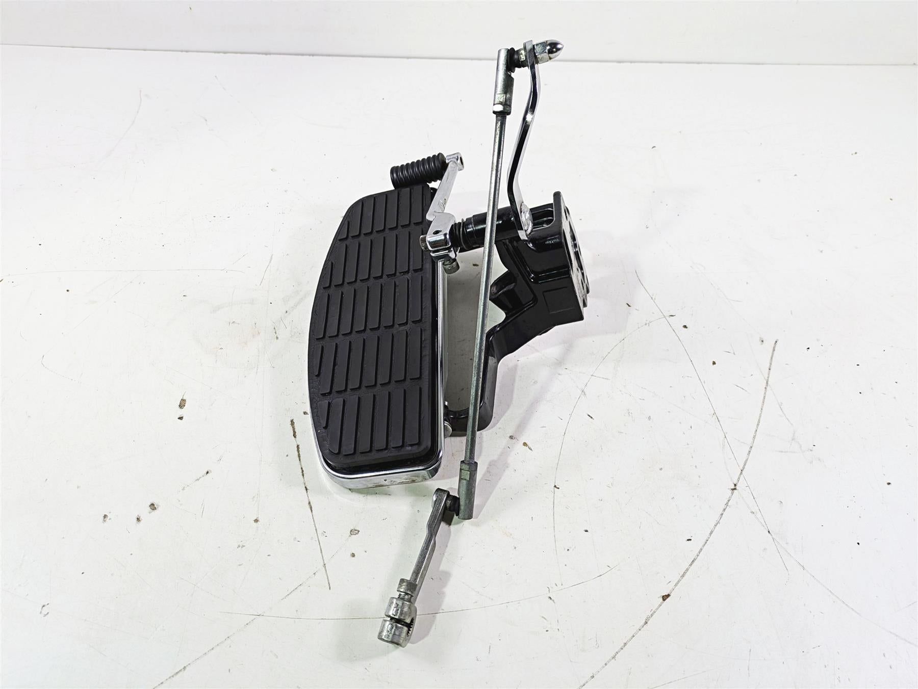 2005 Harley Softail FLSTSCI Heritage Springer Left Floorboard + Shifter 33630-00 {{ shop.shopifyCountryName }} - Mototech271
