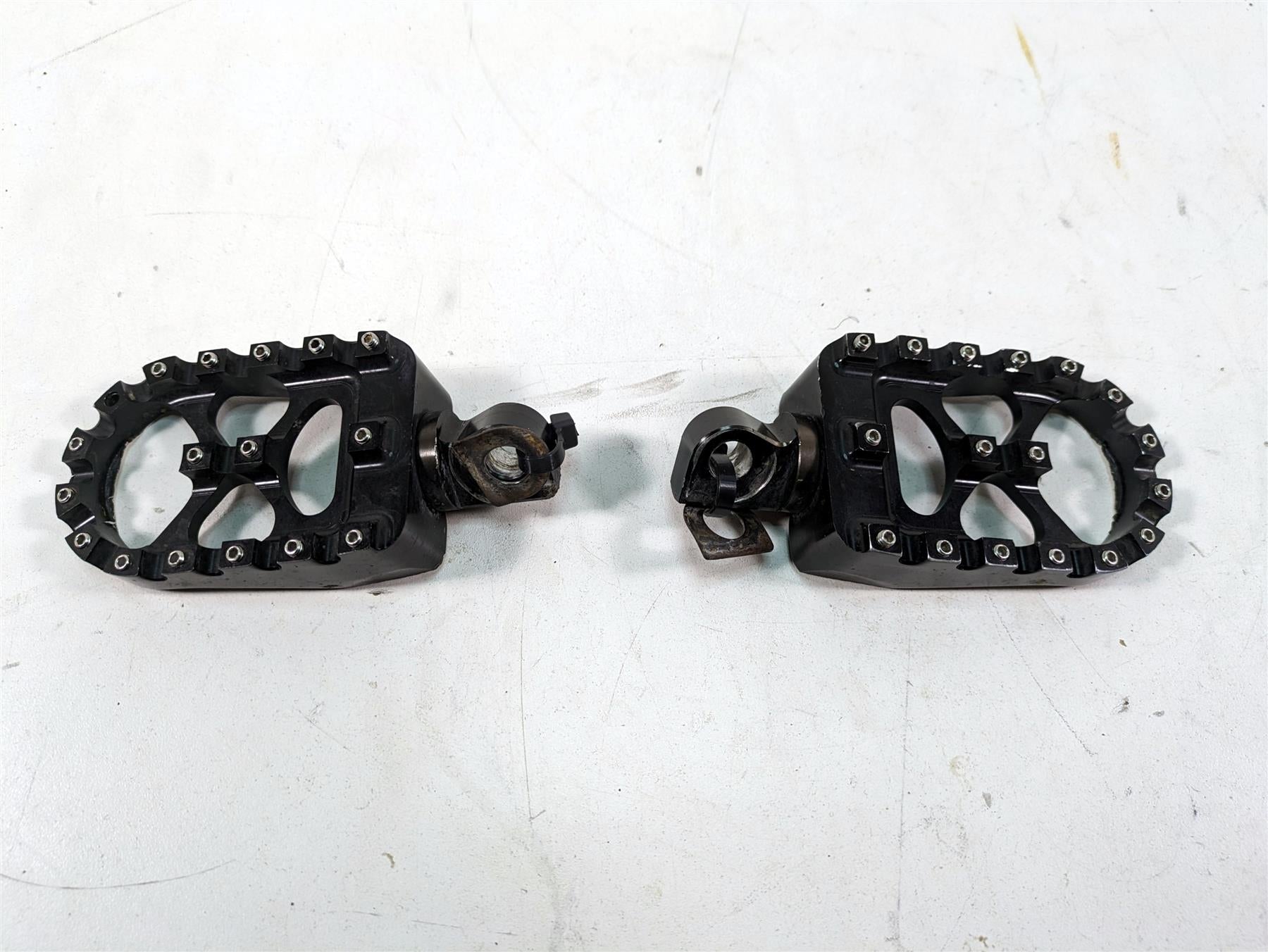 2015 Harley FXDL Dyna Low Rider Aftermarket Grip Stunt Footpeg Foot Peg Set