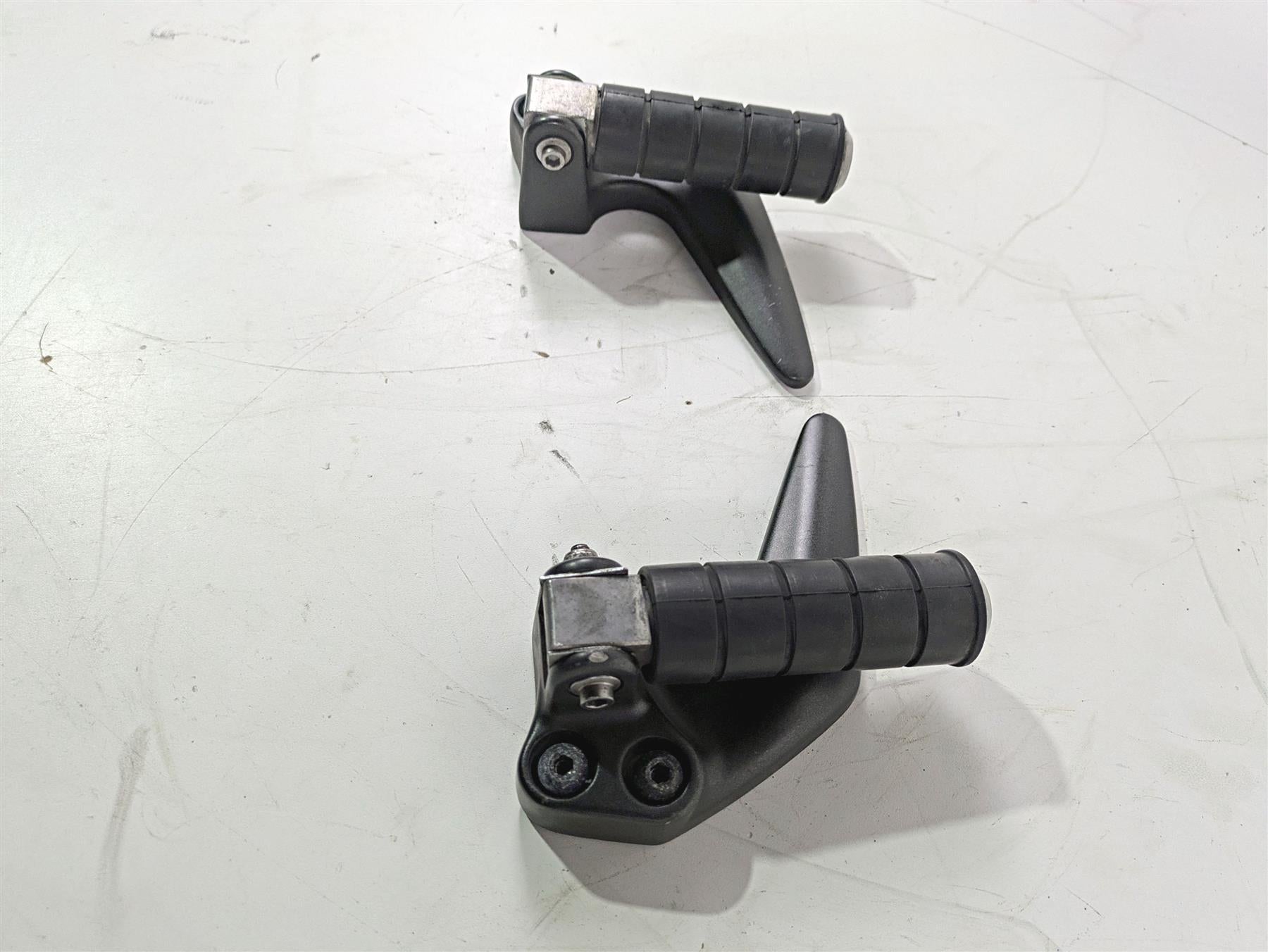 2008 Yamaha XVS1300 V-Star Tourer Rear Passenger Footpeg Set 3D8-27430-00-00 {{ shop.shopifyCountryName }} - Mototech271