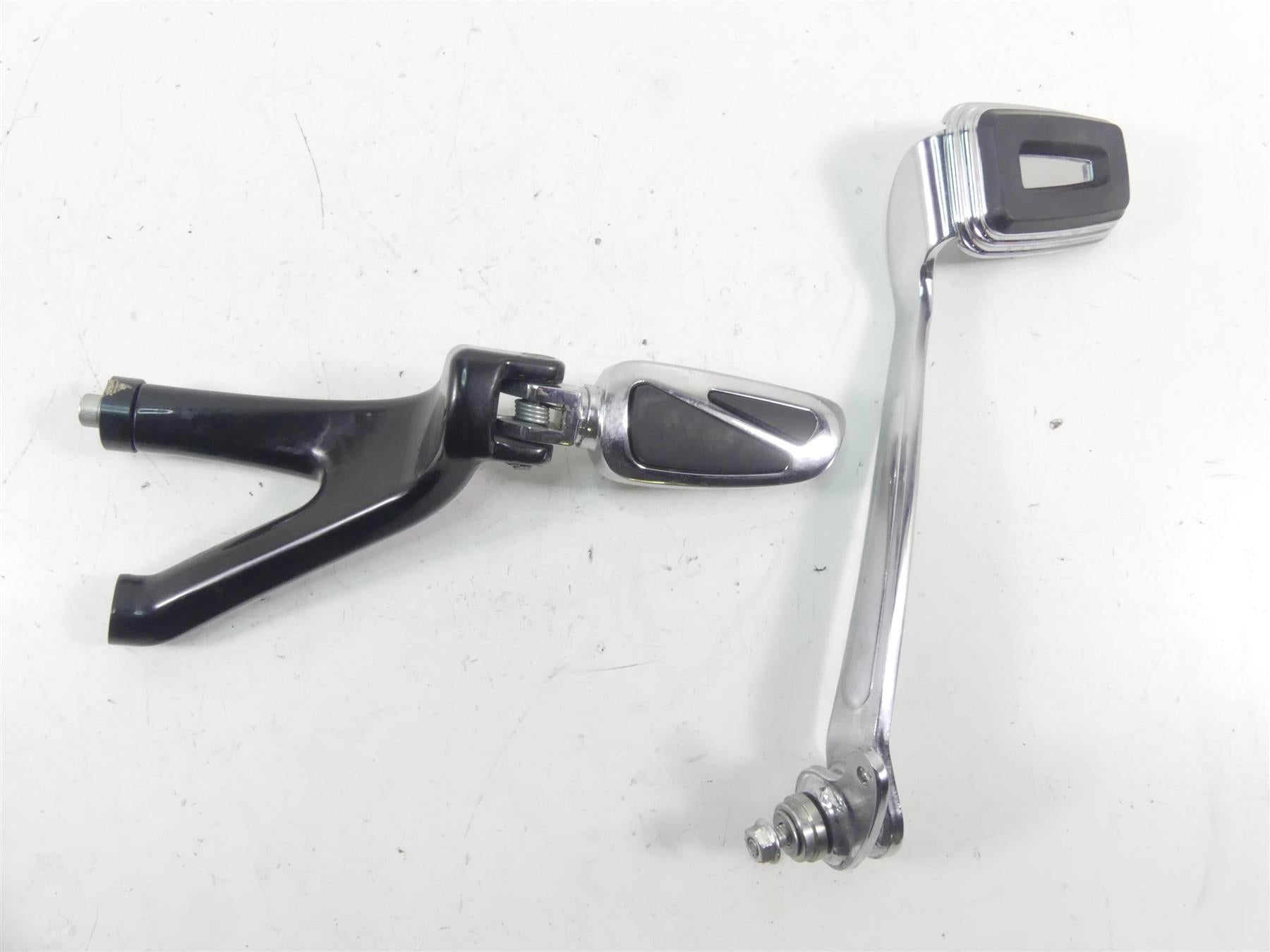 2021 Harley Softail FLSB Sport Glide Right Foot Peg & Brake Pedal Set 50500746 {{ shop.shopifyCountryName }} - Mototech271