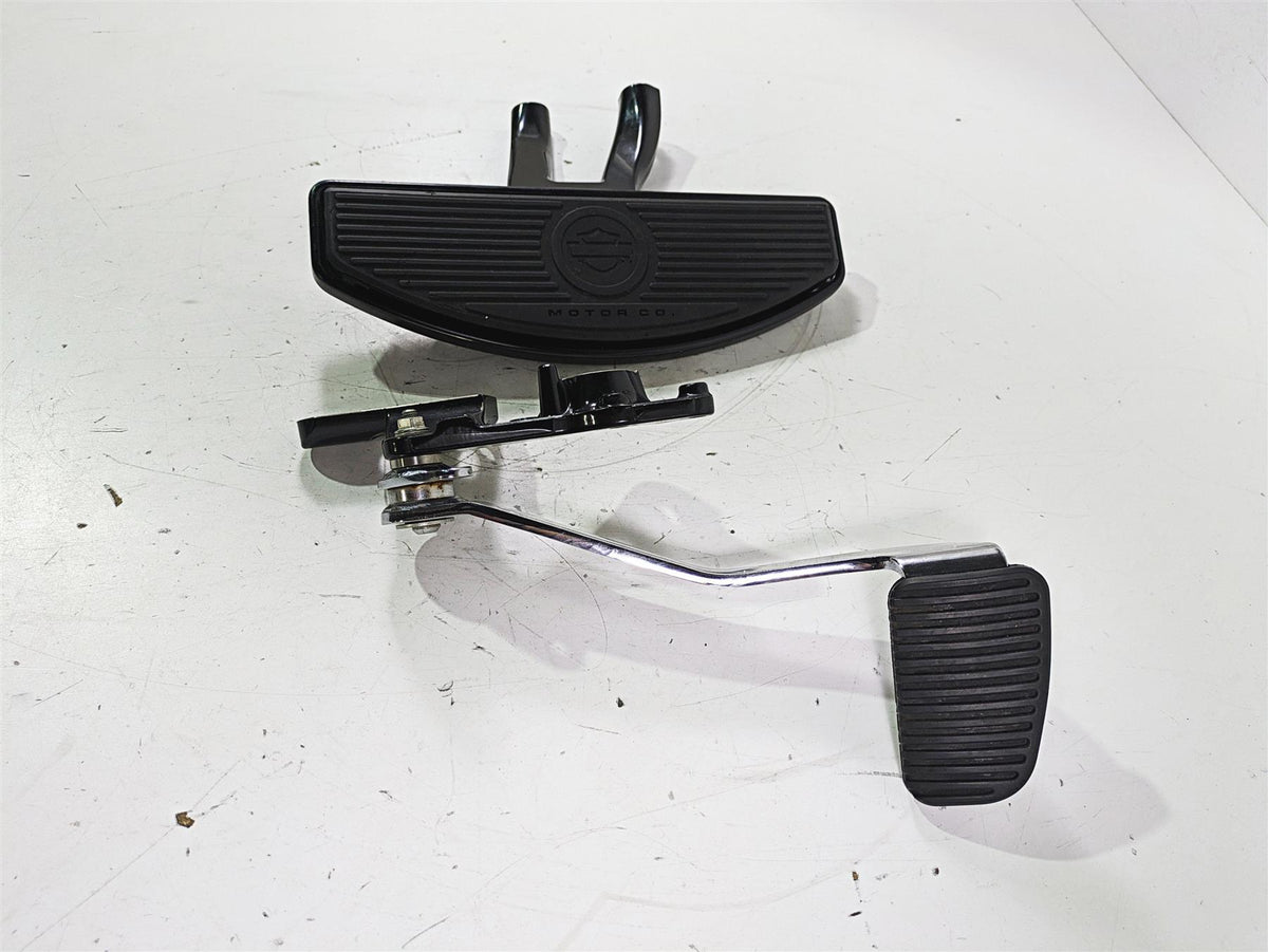 2021 Harley Softail FLSL Slim Right Floorboard & Brake Pedal 50500737 50600202 {{ shop.shopifyCountryName }} - Mototech271