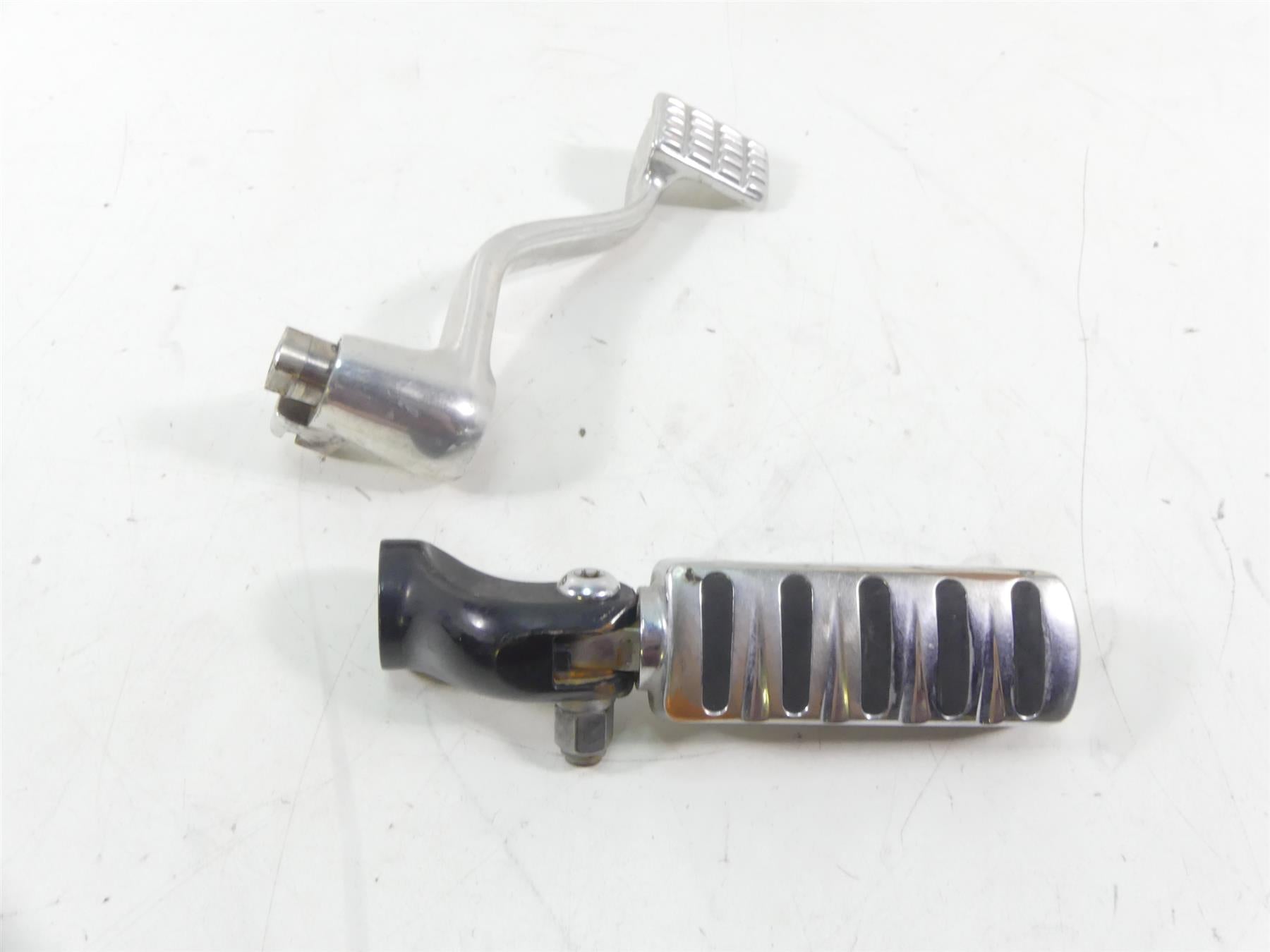 2013 Harley Davidson VRSCF Muscle Right Front Footpeg And Brake Parts 54046-12 {{ shop.shopifyCountryName }} - Mototech271