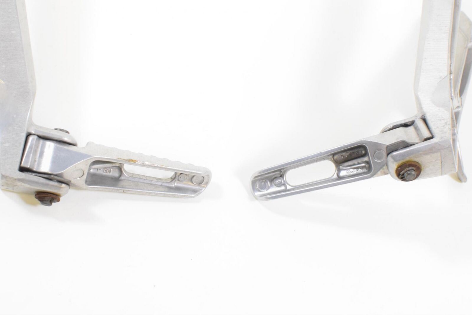 2005 Honda CBR1000RR CBR1000 RR Rear Passenger Footpeg SET 50750-MEL-000 {{ shop.shopifyCountryName }} - Mototech271