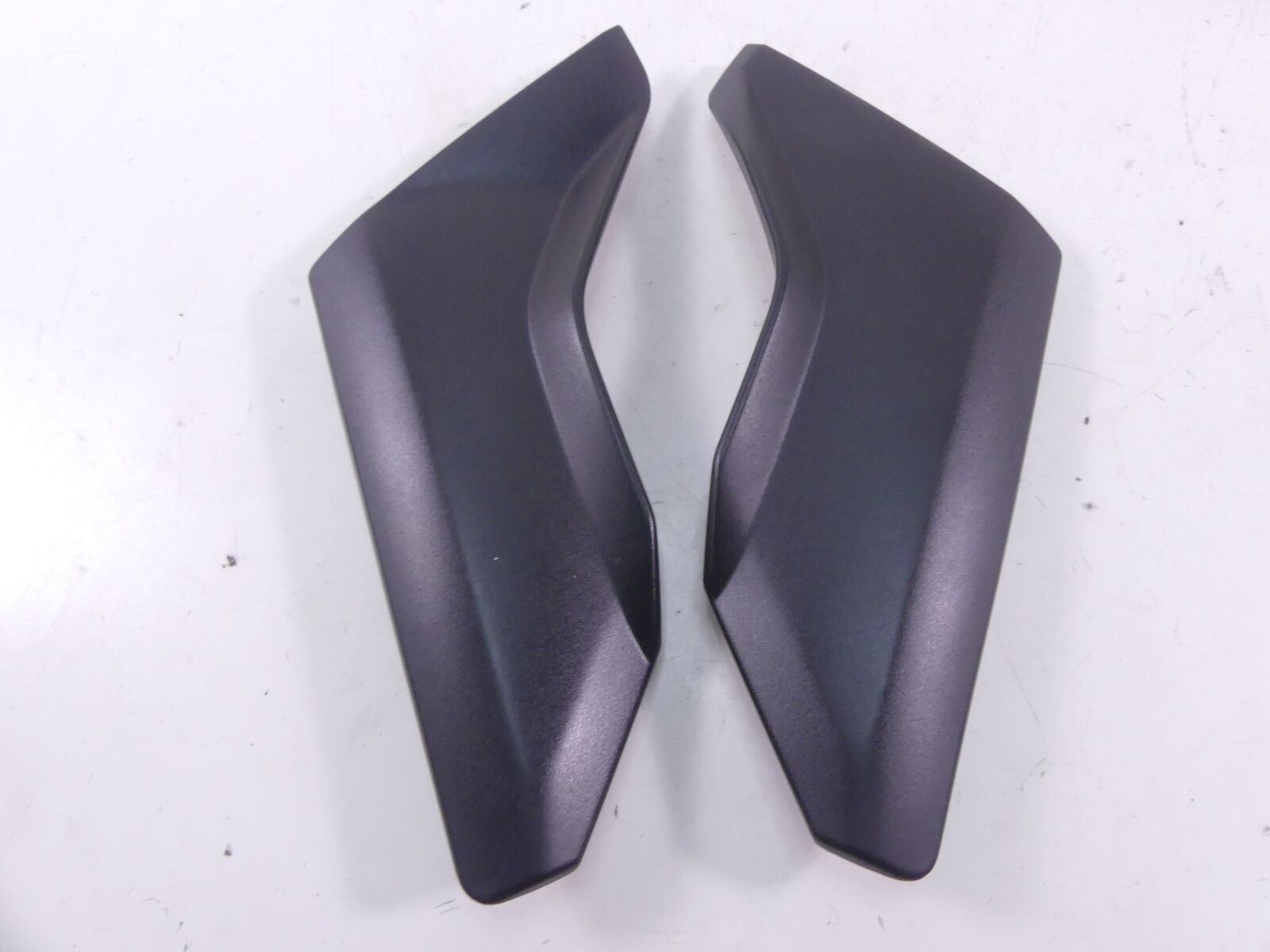 2005 BMW R1200GS K25 Between Leg Side Tank Trim Cover Panel Set -Read 4663767751 {{ shop.shopifyCountryName }} - Mototech271