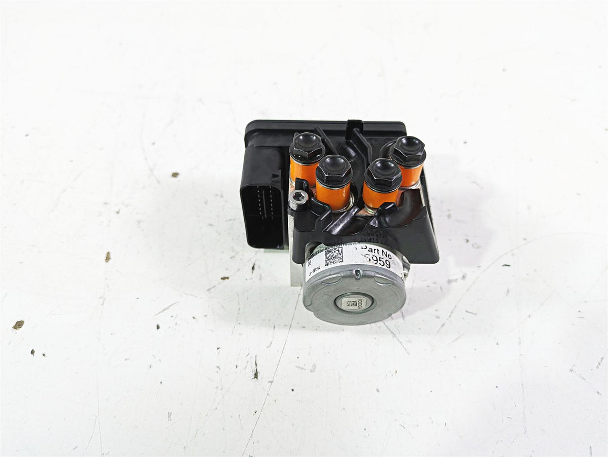 2023 Triumph Street Triple 765 RS Abs Brake Pump Module T2025961 T2025959 {{ shop.shopifyCountryName }} - Mototech271