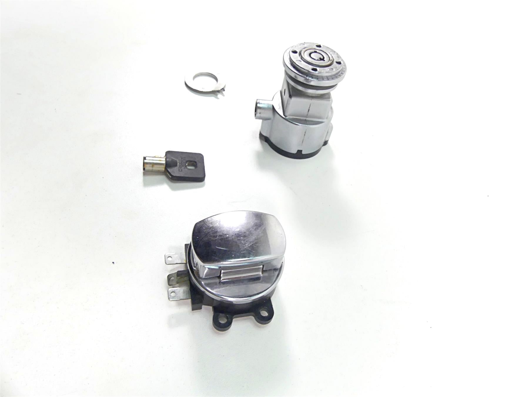 2010 Harley FXDF Dyna Fat Bob Ignition Switch Steering Lock Set 71430-06B {{ shop.shopifyCountryName }} - Mototech271