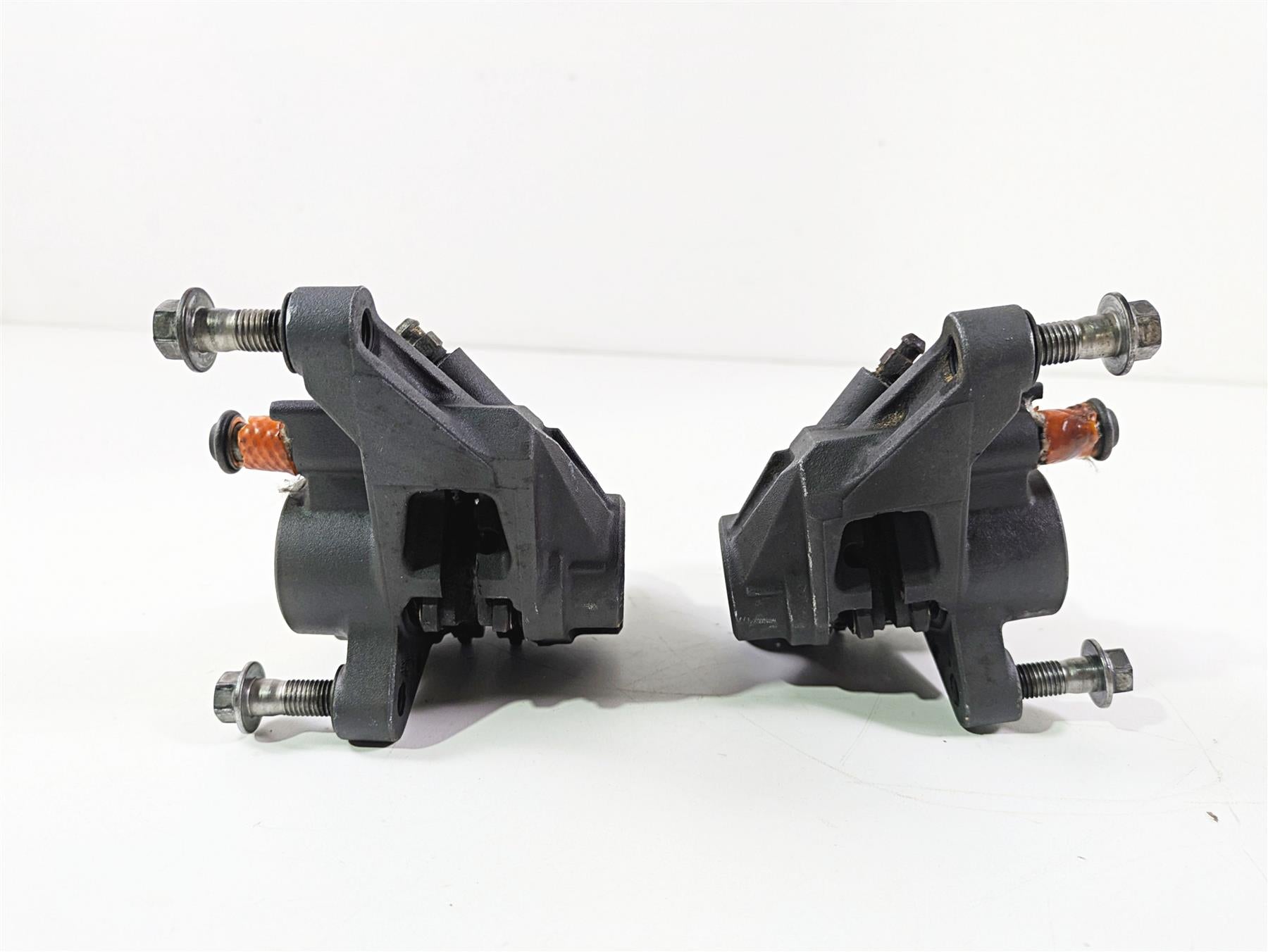 2002 Yamaha YZFR1 R1 Front Brake Caliper Set 5PW-2580U-00 5PW-2580U-00 {{ shop.shopifyCountryName }} - Mototech271