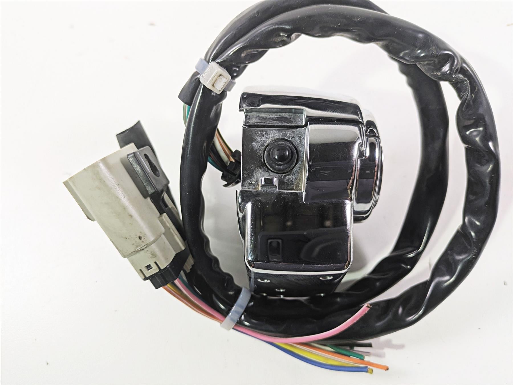 2010 Harley Touring FLHXSE CVO Street Glide Left Hand Control Switch 71682-06A {{ shop.shopifyCountryName }} - Mototech271
