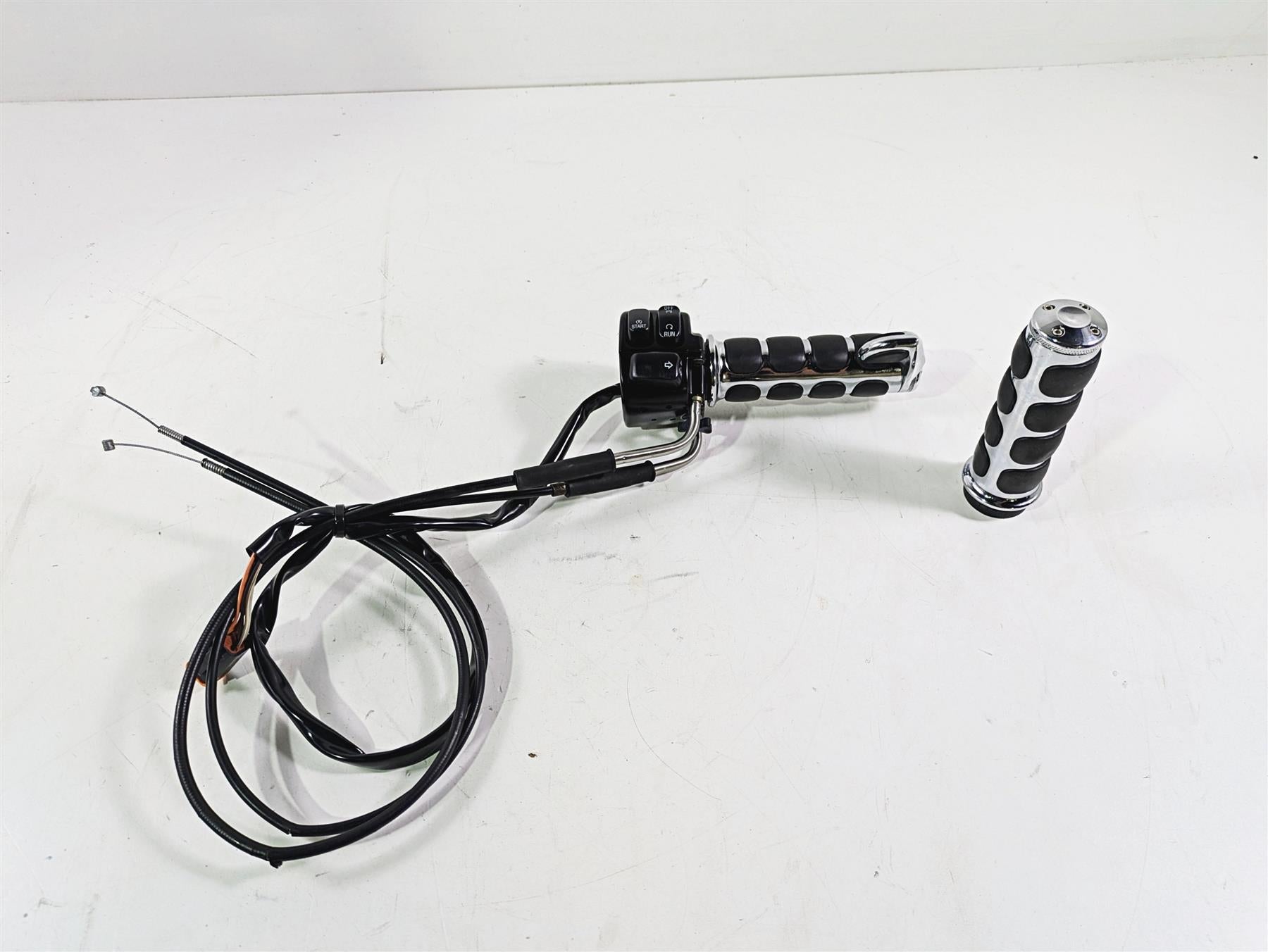 2006 Harley VRSCR Street V-Rod Right Hand Control Switch 71684-06A 71683-06A {{ shop.shopifyCountryName }} - Mototech271
