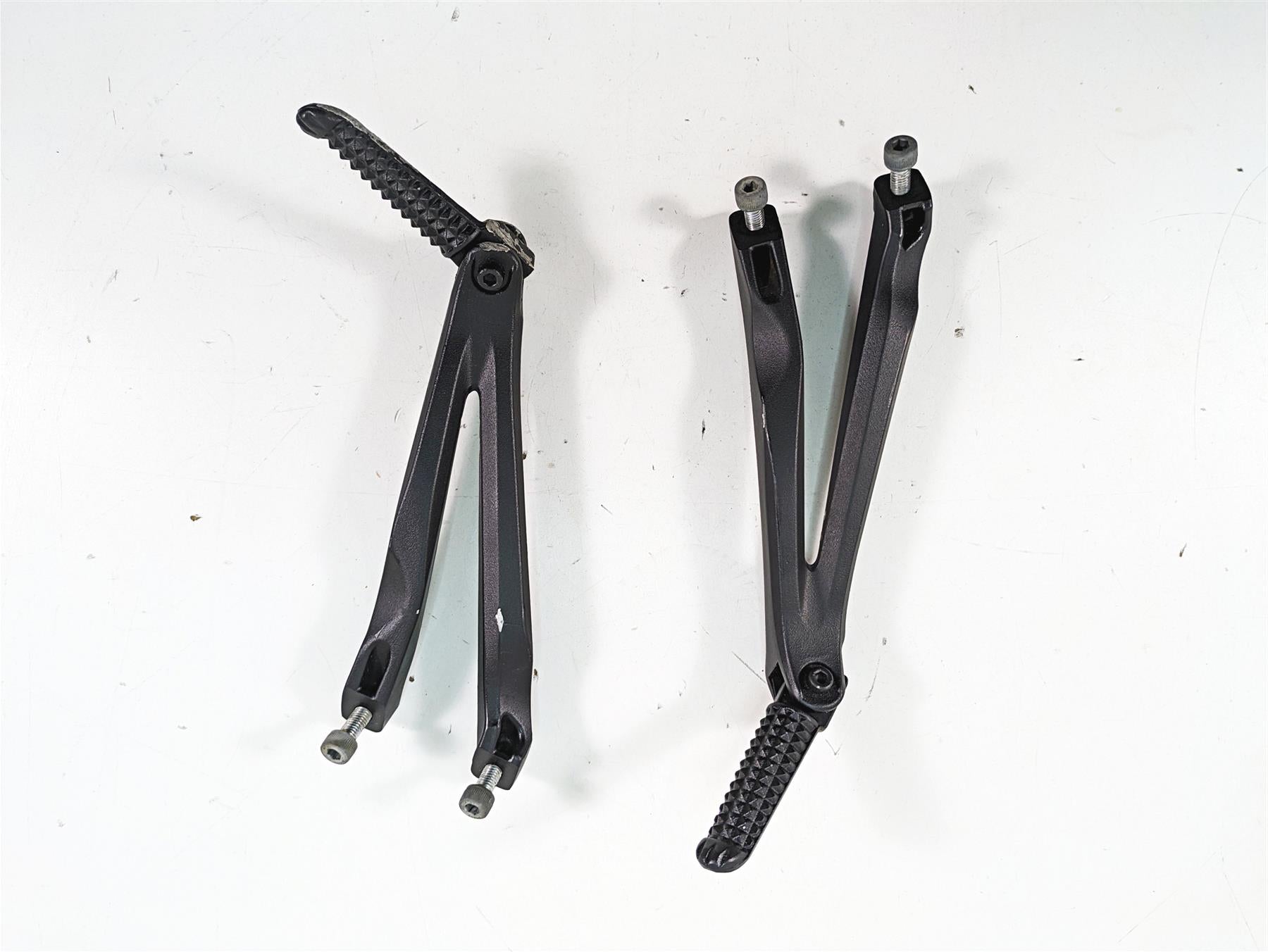 2007 Yamaha R1 YZFR1 Passenger Footpeg Rest Set -Rash 5VY-2741L-00 5VY-2742L-00 {{ shop.shopifyCountryName }} - Mototech271