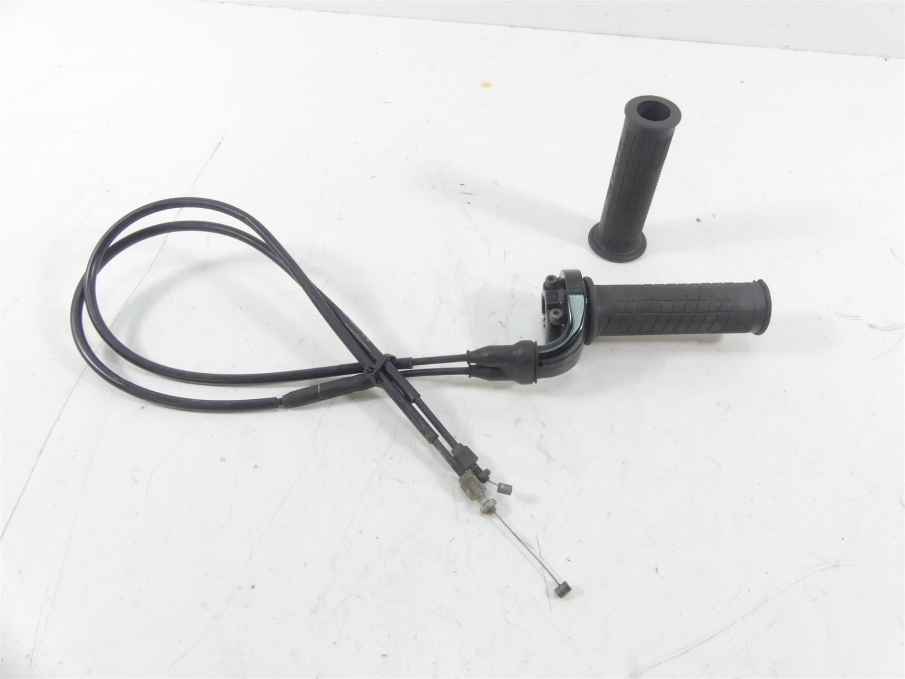2007 Yamaha FZ1 Fazer Hand Throttle Grip & Cable 4YR-26240-02-00 4YR-26240-03 {{ shop.shopifyCountryName }} - Mototech271