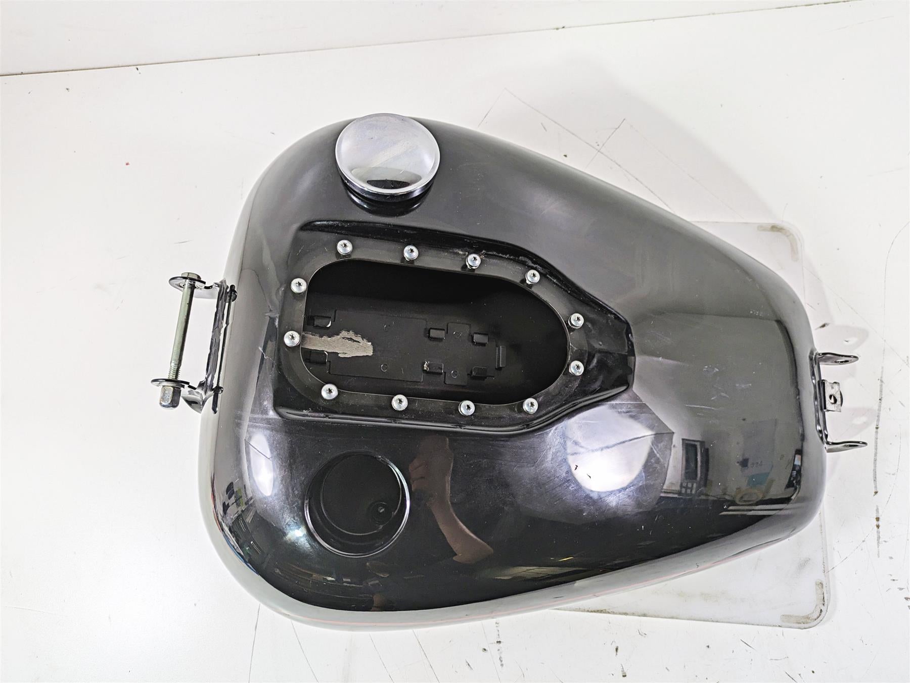 2015 Harley FXDL Dyna Low Rider Fuel Gas Petrol Tank -READ 61593-10 {{ shop.shopifyCountryName }} - Mototech271