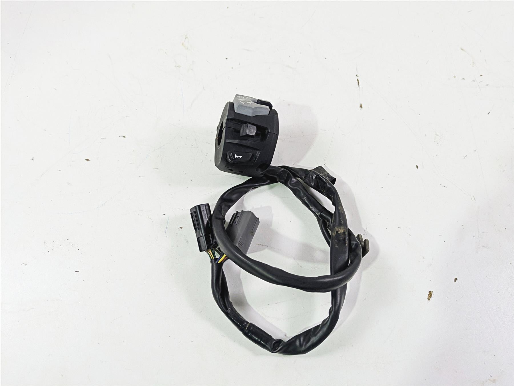 2020 Suzuki V-Strom 1050 XT Left Hand Turn Signal Control Switch 37400-06L00 {{ shop.shopifyCountryName }} - Mototech271
