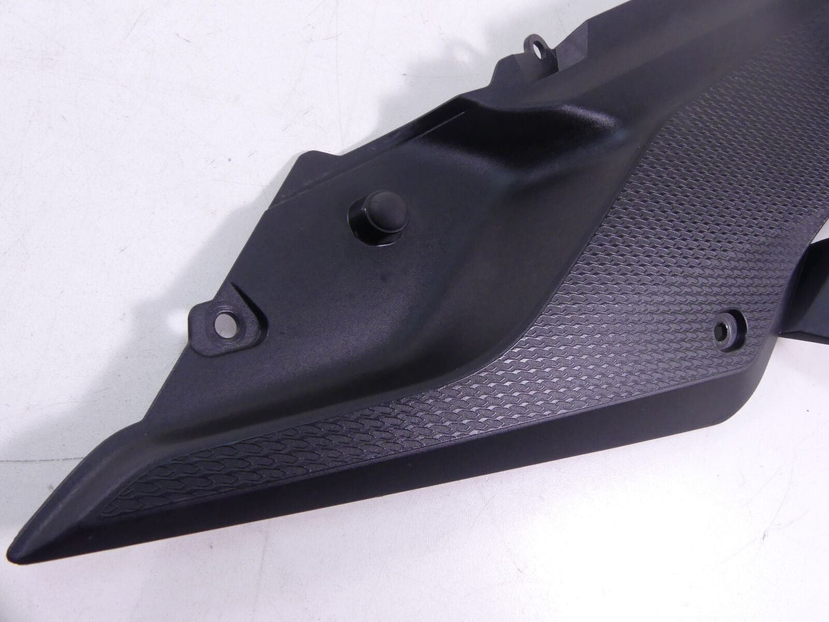 2016 BMW R1200RS K54 Between Leg Right Side Fairing 46638545320 {{ shop.shopifyCountryName }} - Mototech271