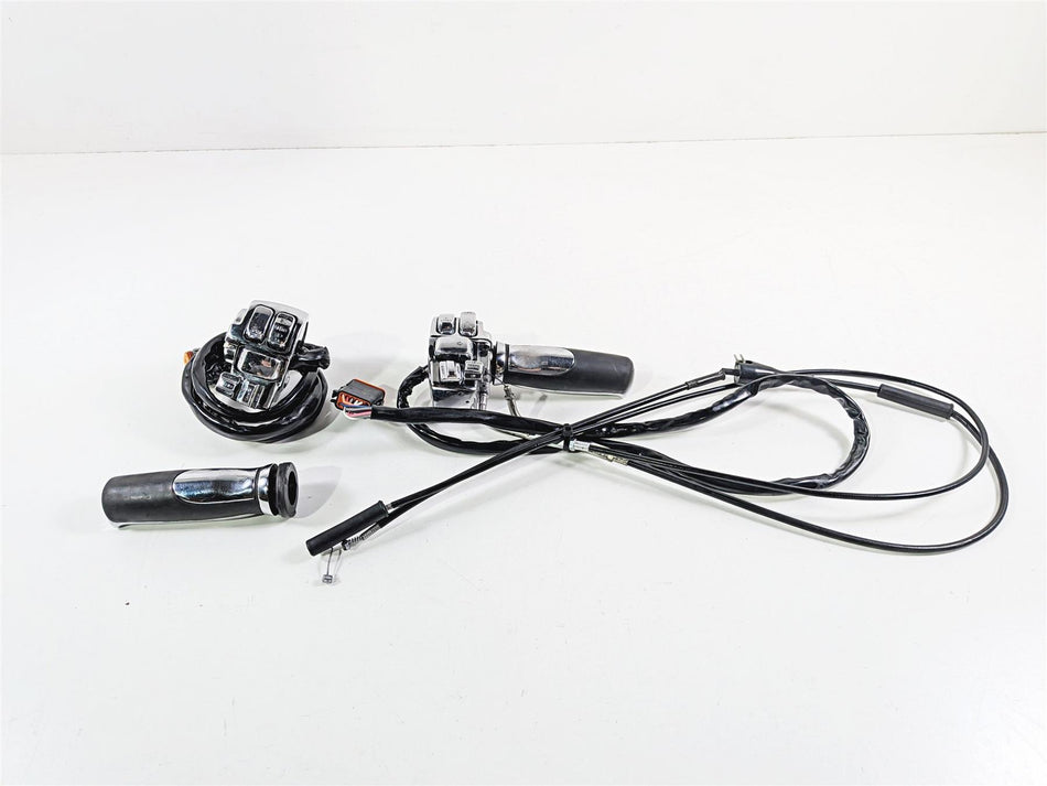 2004 Harley Touring FLTRI Road Glide Left Right Chrome Hand Control Switch 71682-06A-Mototech271