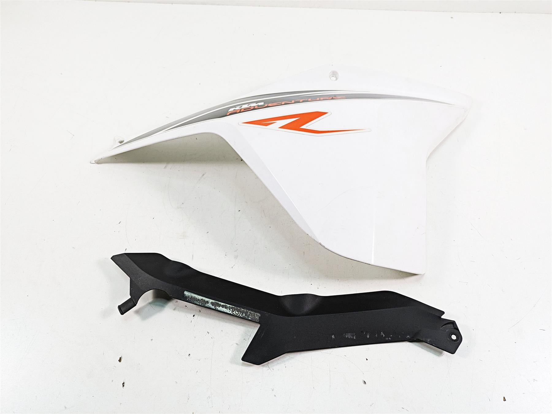 2018 KTM 1090 Adventure R Right Side Fuel Tank Fairing Cover - Read 60308051000 {{ shop.shopifyCountryName }} - Mototech271