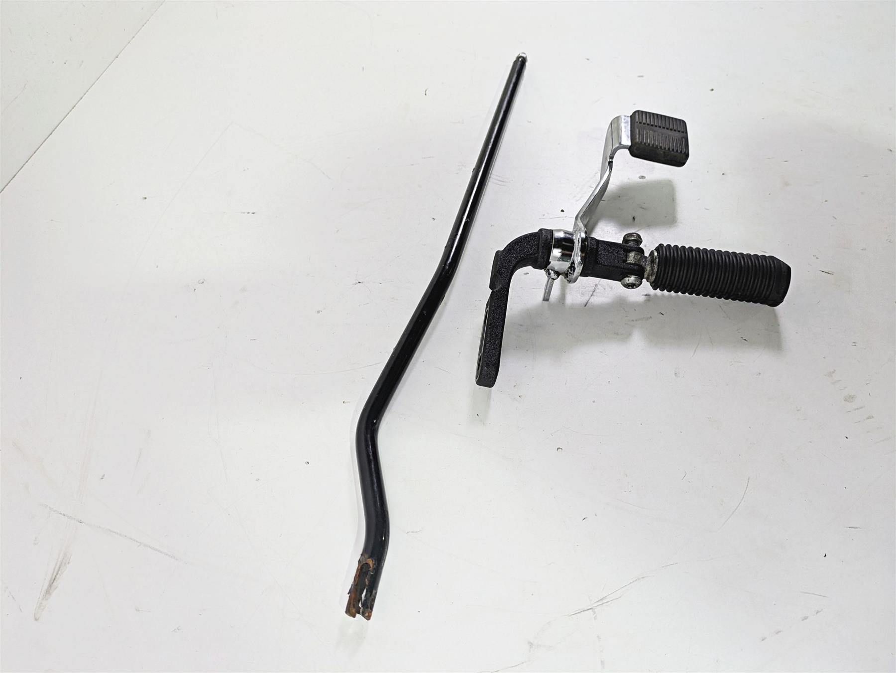 2015 Harley FXDF Dyna Fat Bob Front Right Fw Foot peg & Brake Pedal 42663-03A {{ shop.shopifyCountryName }} - Mototech271