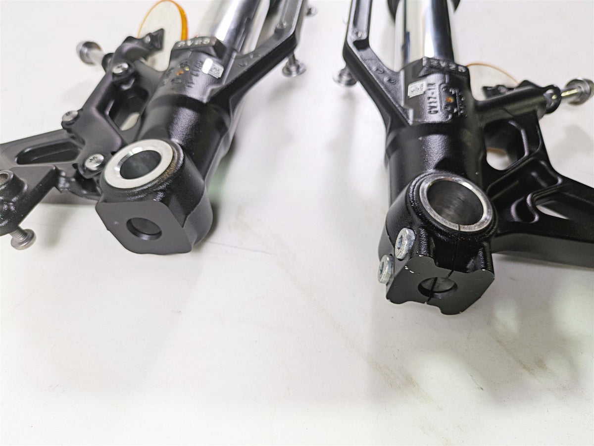 2024 Triumph Street Triple 765 R Straight Front Fork Leg Set T2043317 T2043316 {{ shop.shopifyCountryName }} - Mototech271